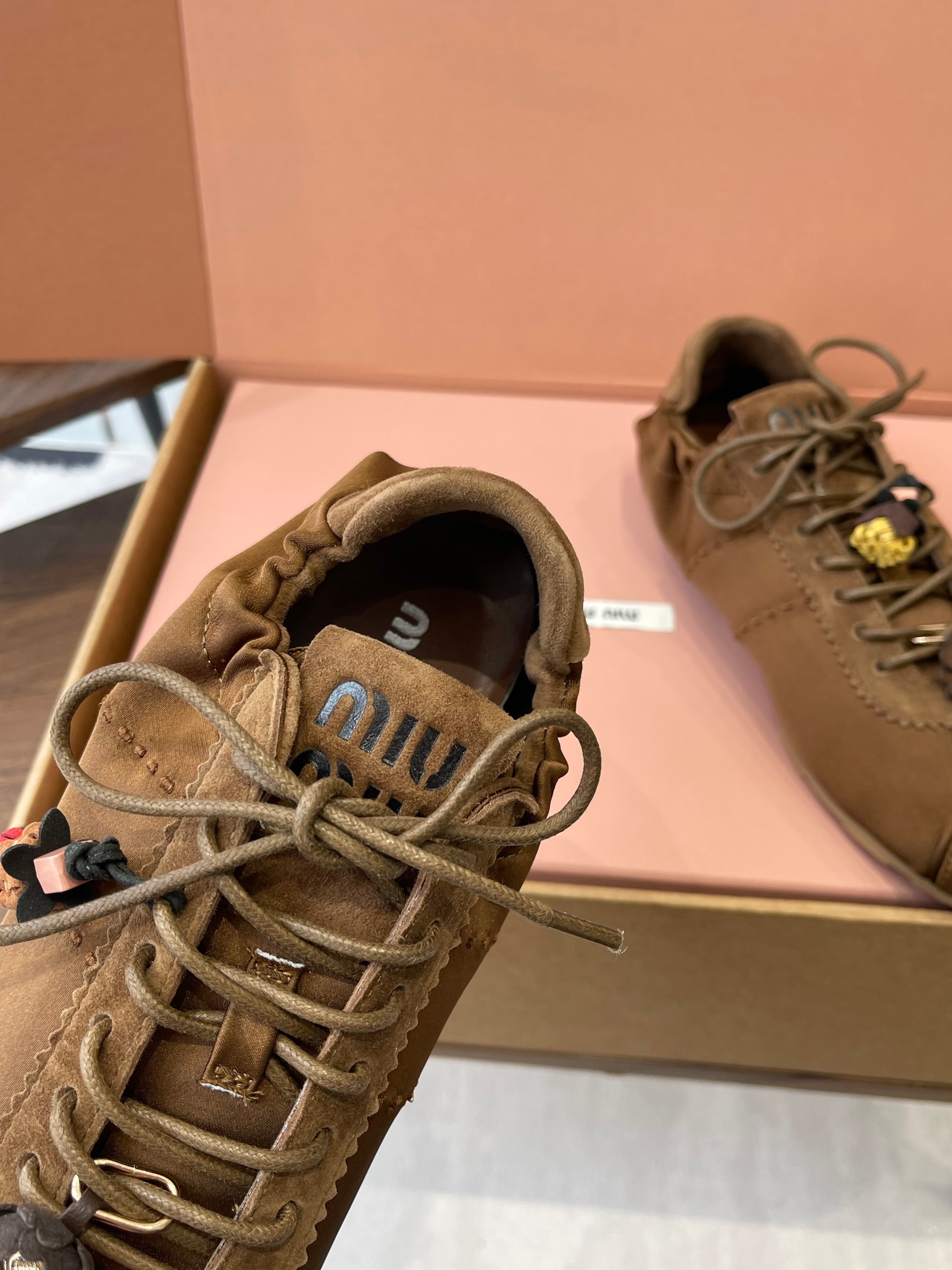 M-Sneakers