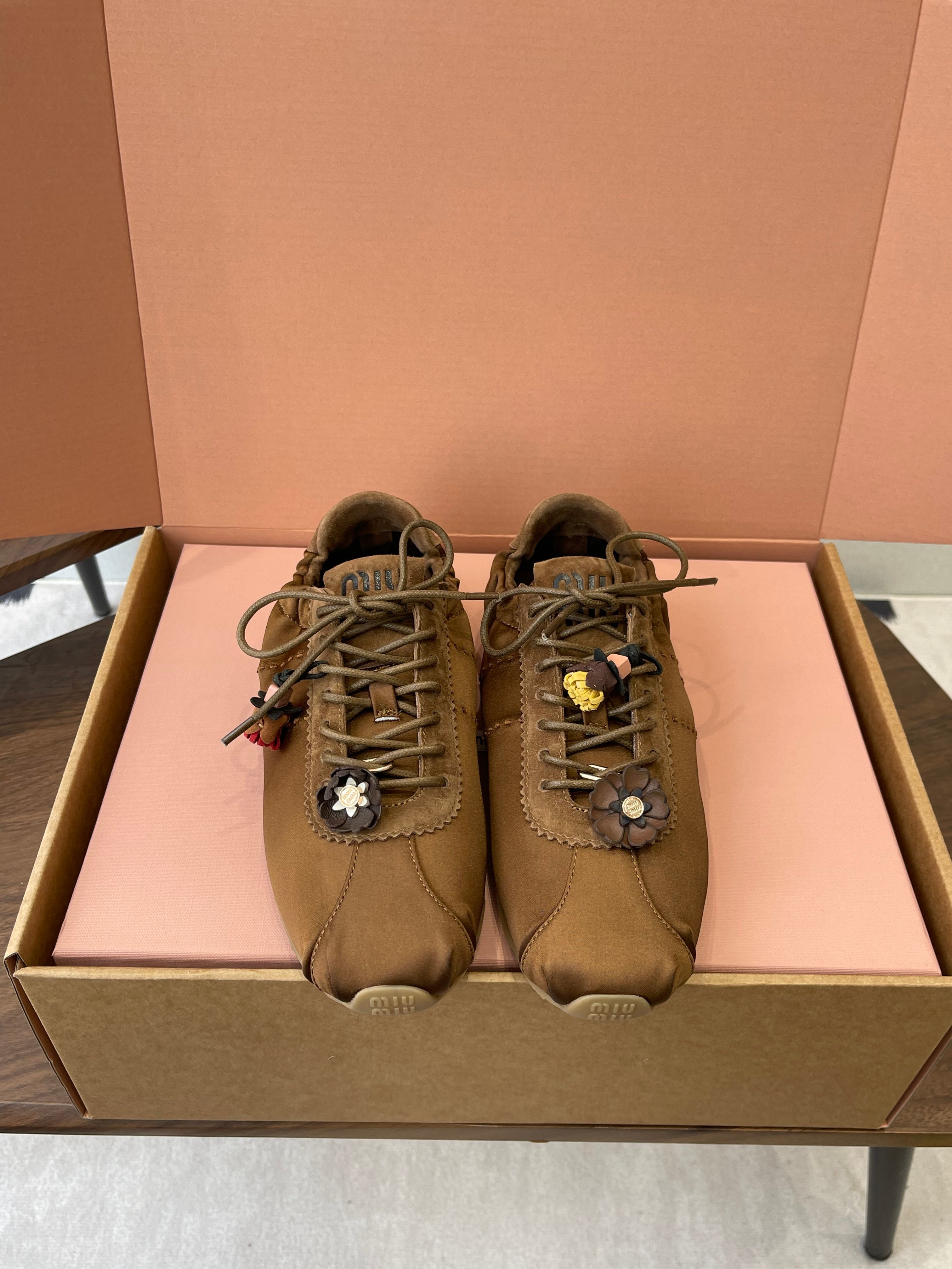 M-Sneakers