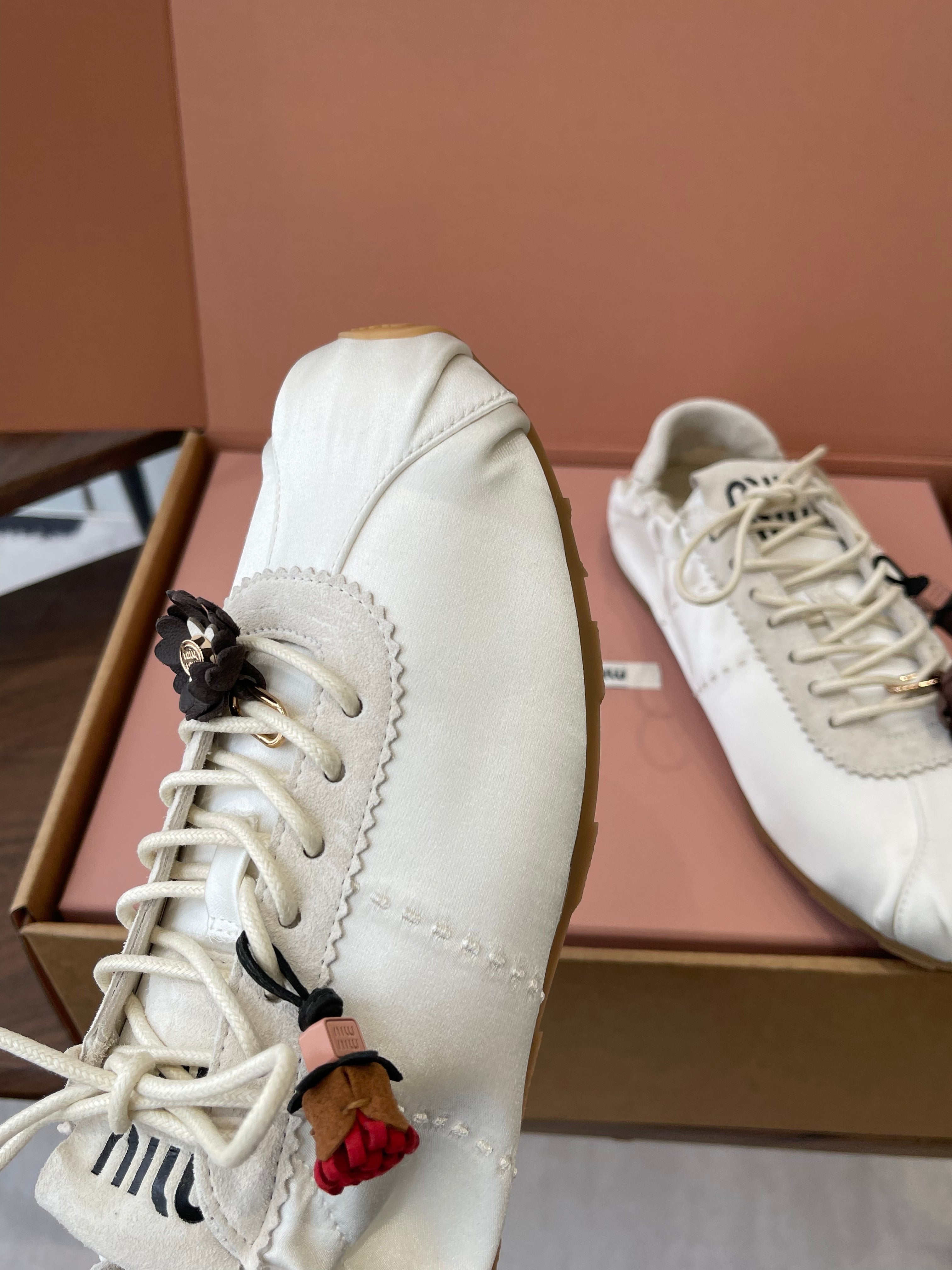 M-Sneakers