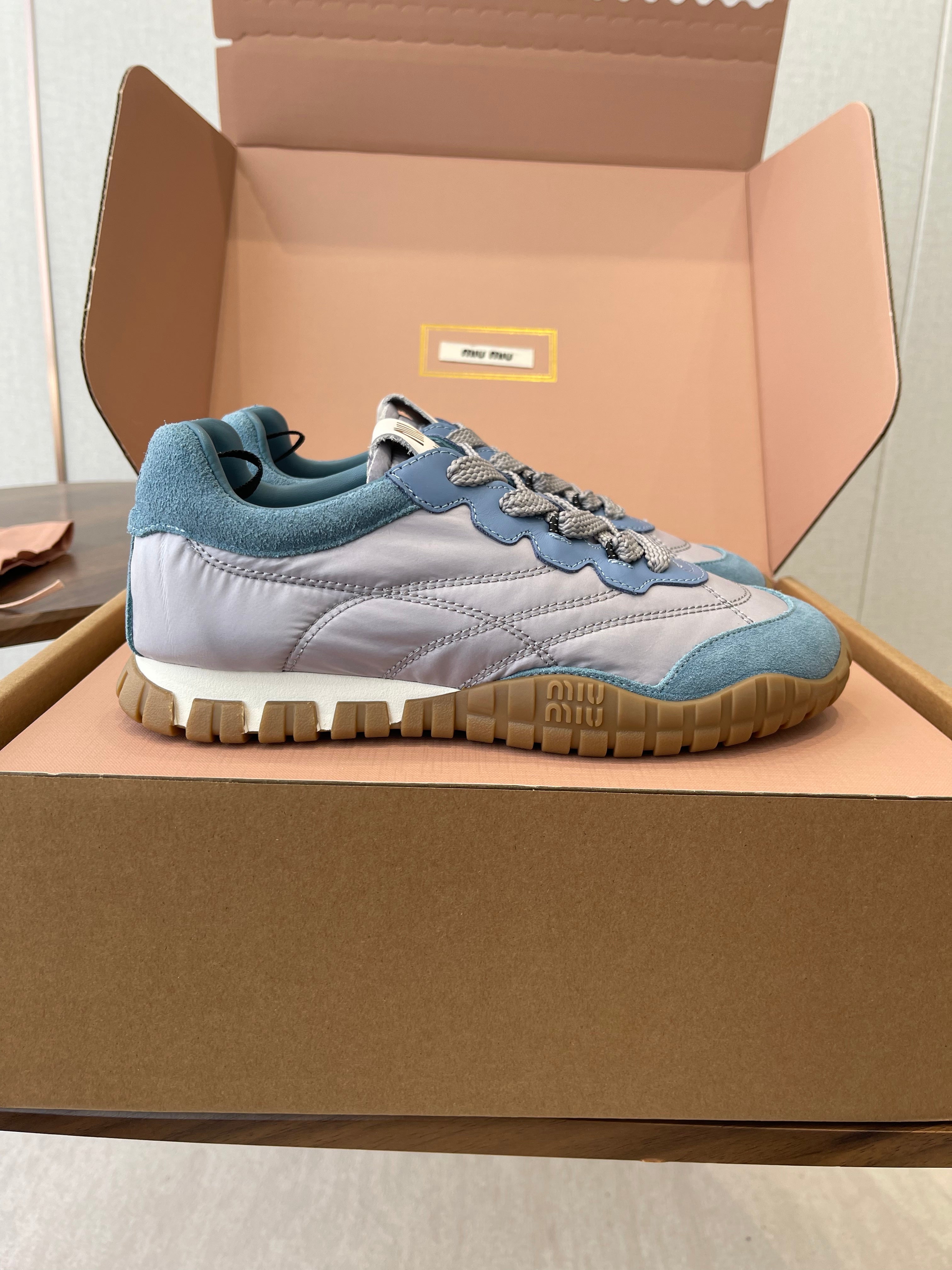 M-Sneakers