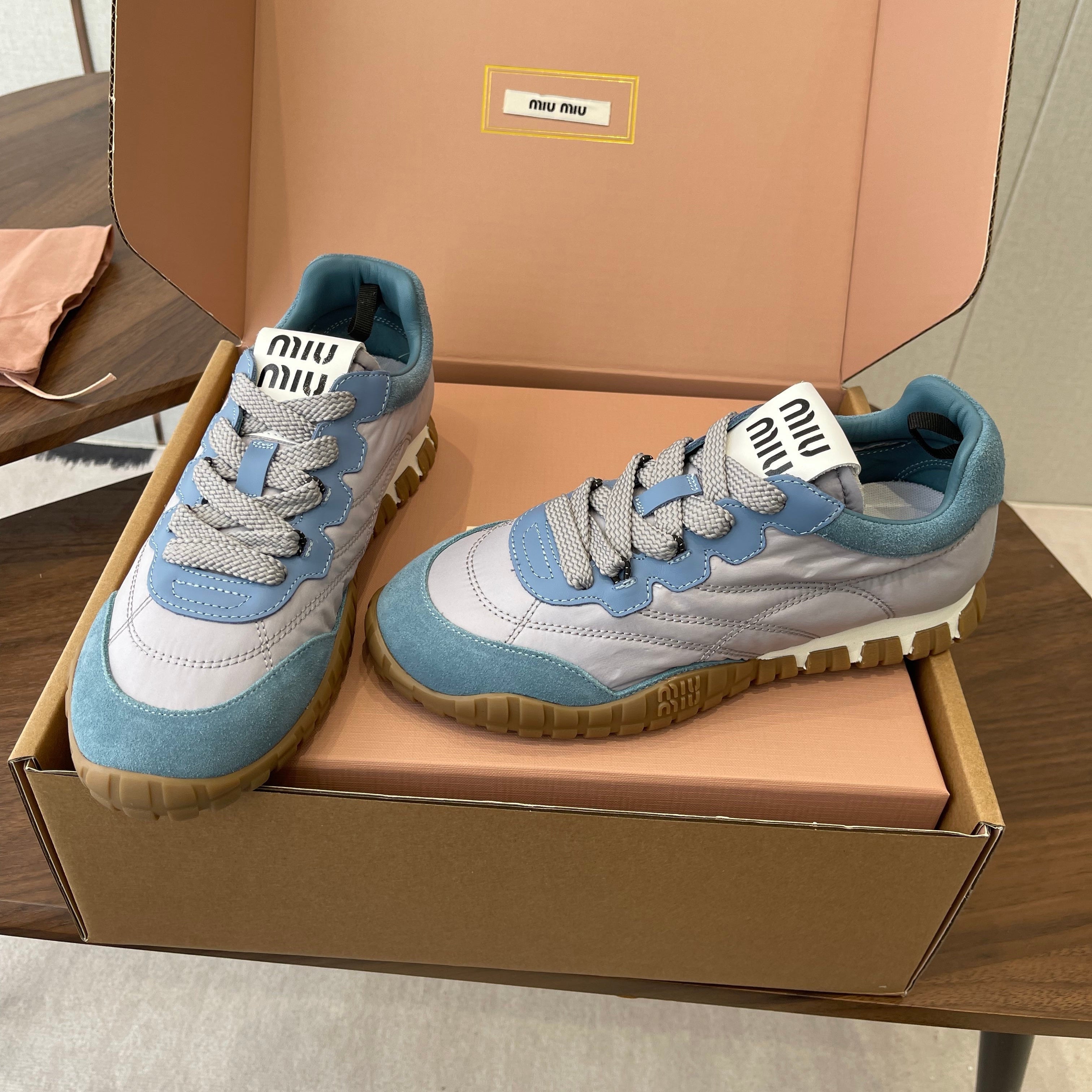 M-Sneakers