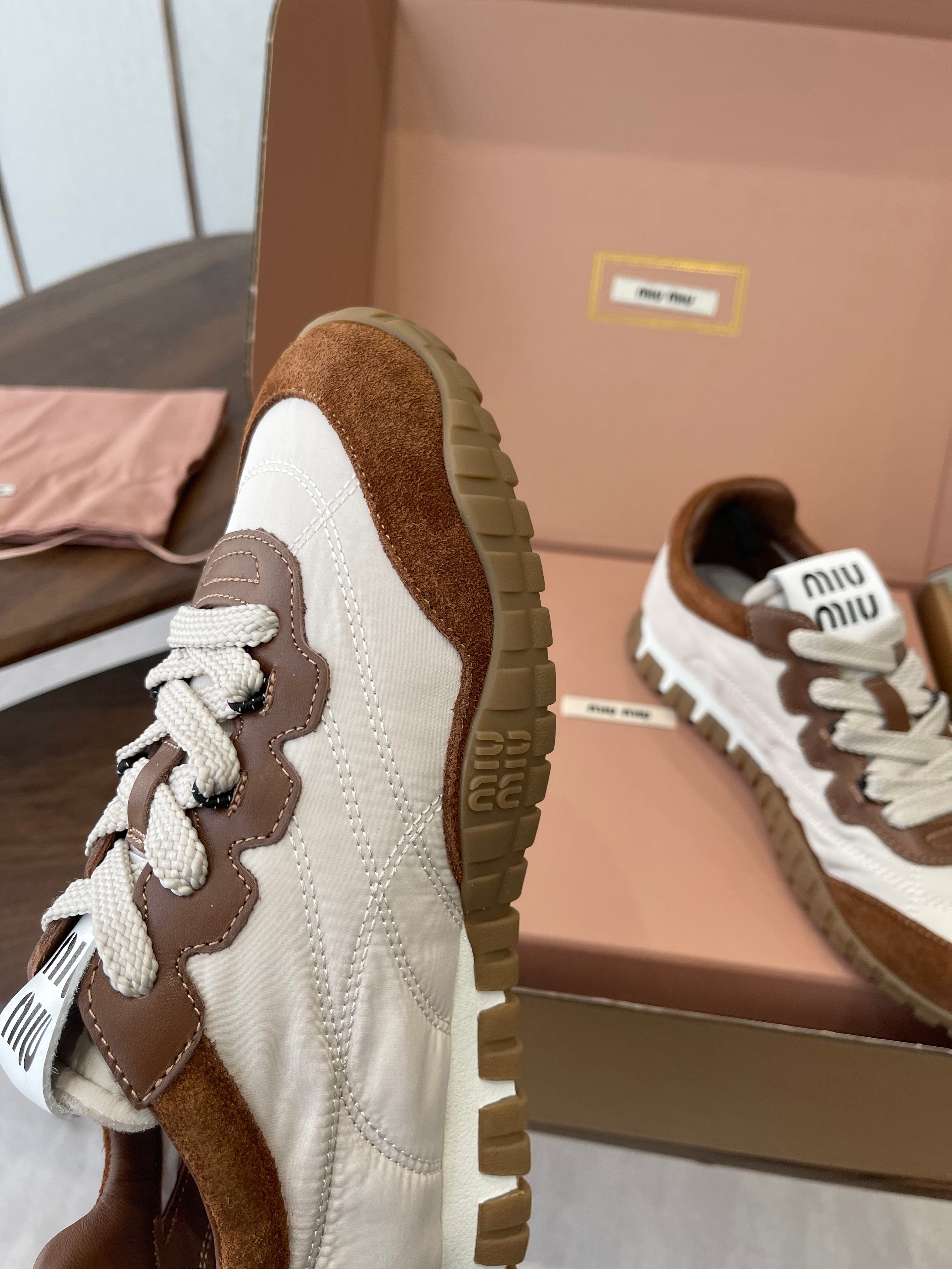 M-Sneakers