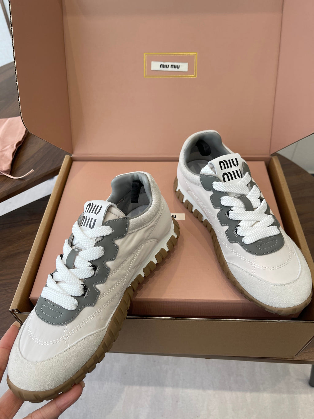 M-Sneakers