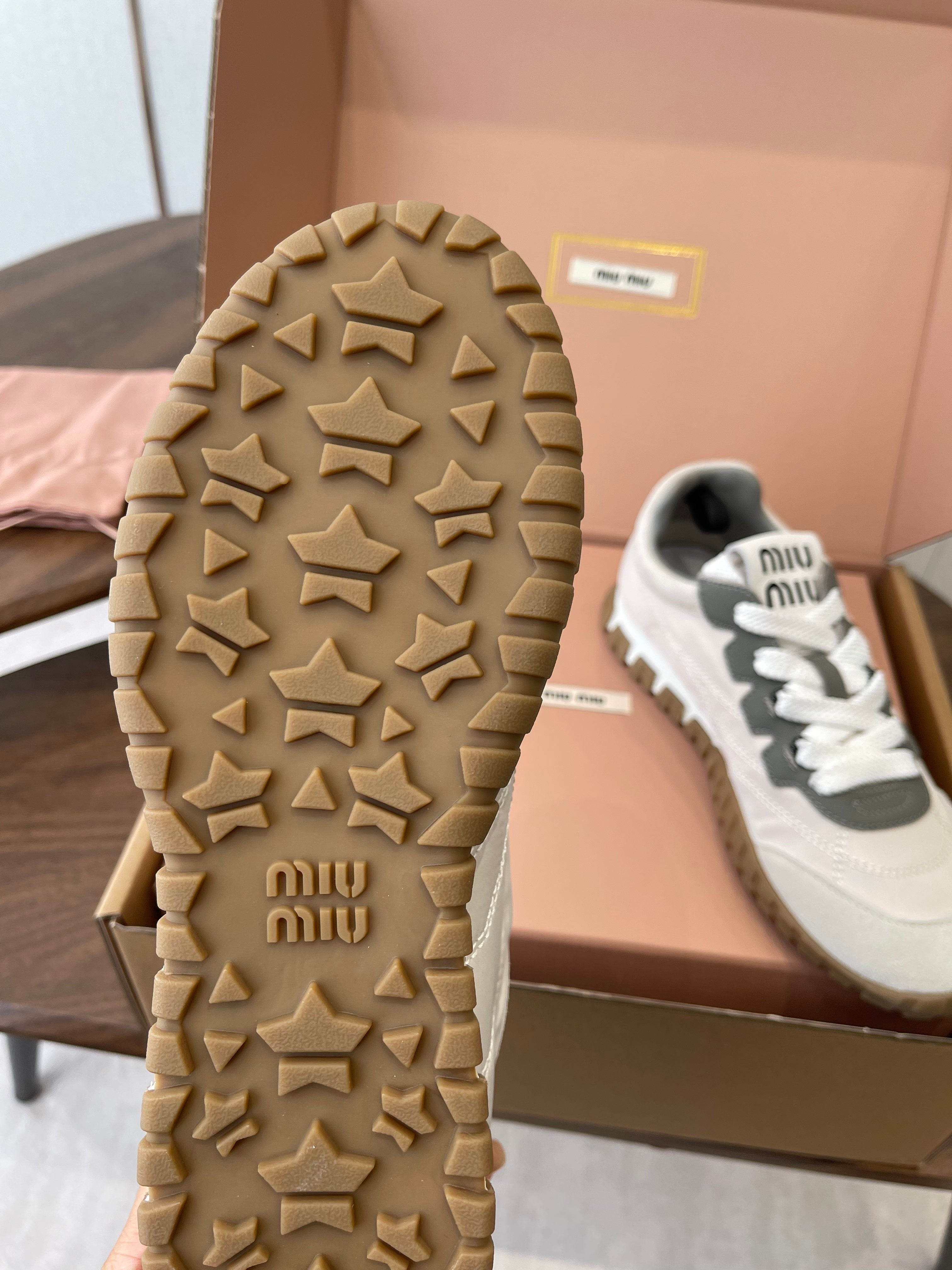 M-Sneakers
