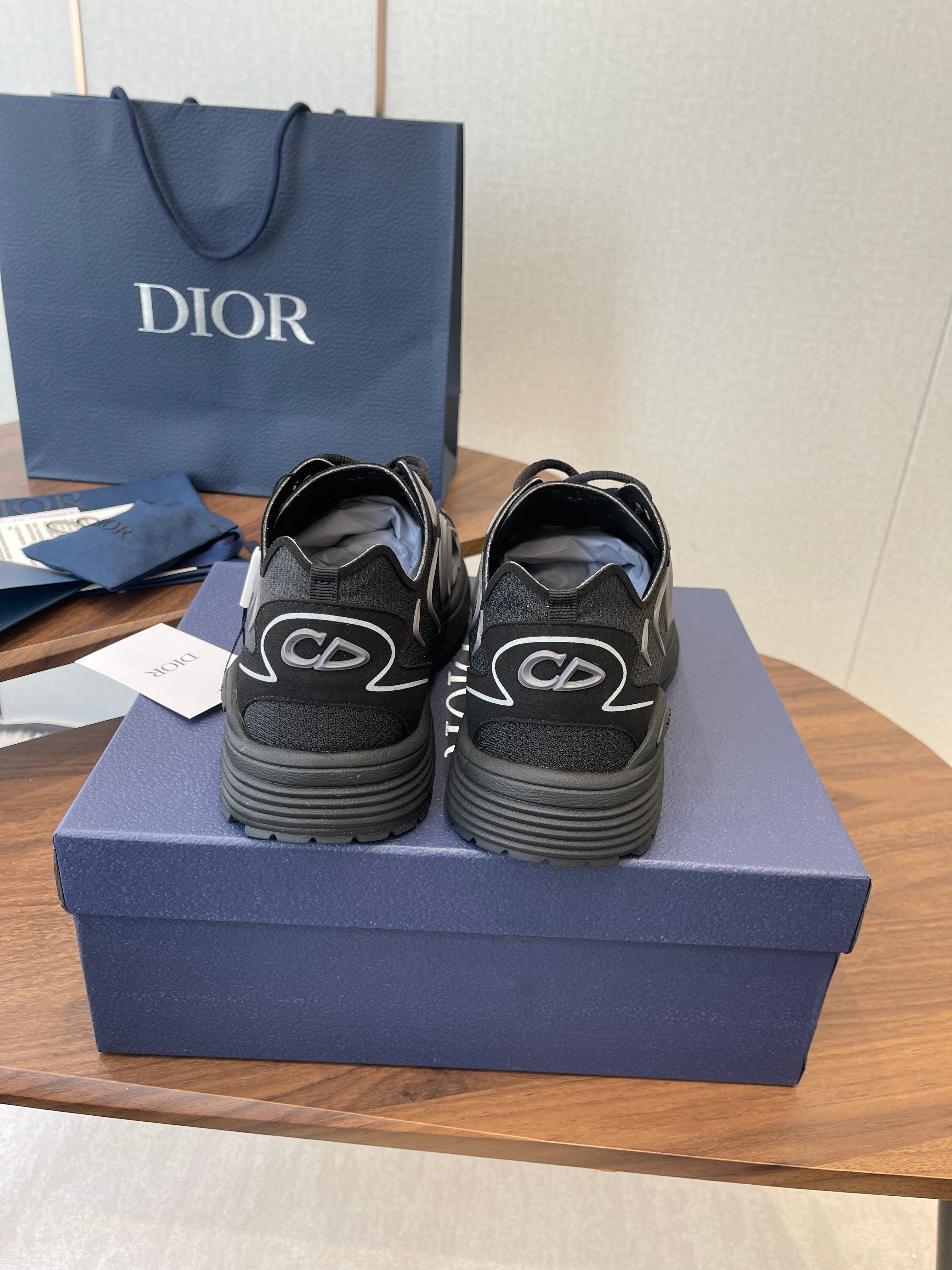 D-Sneakers