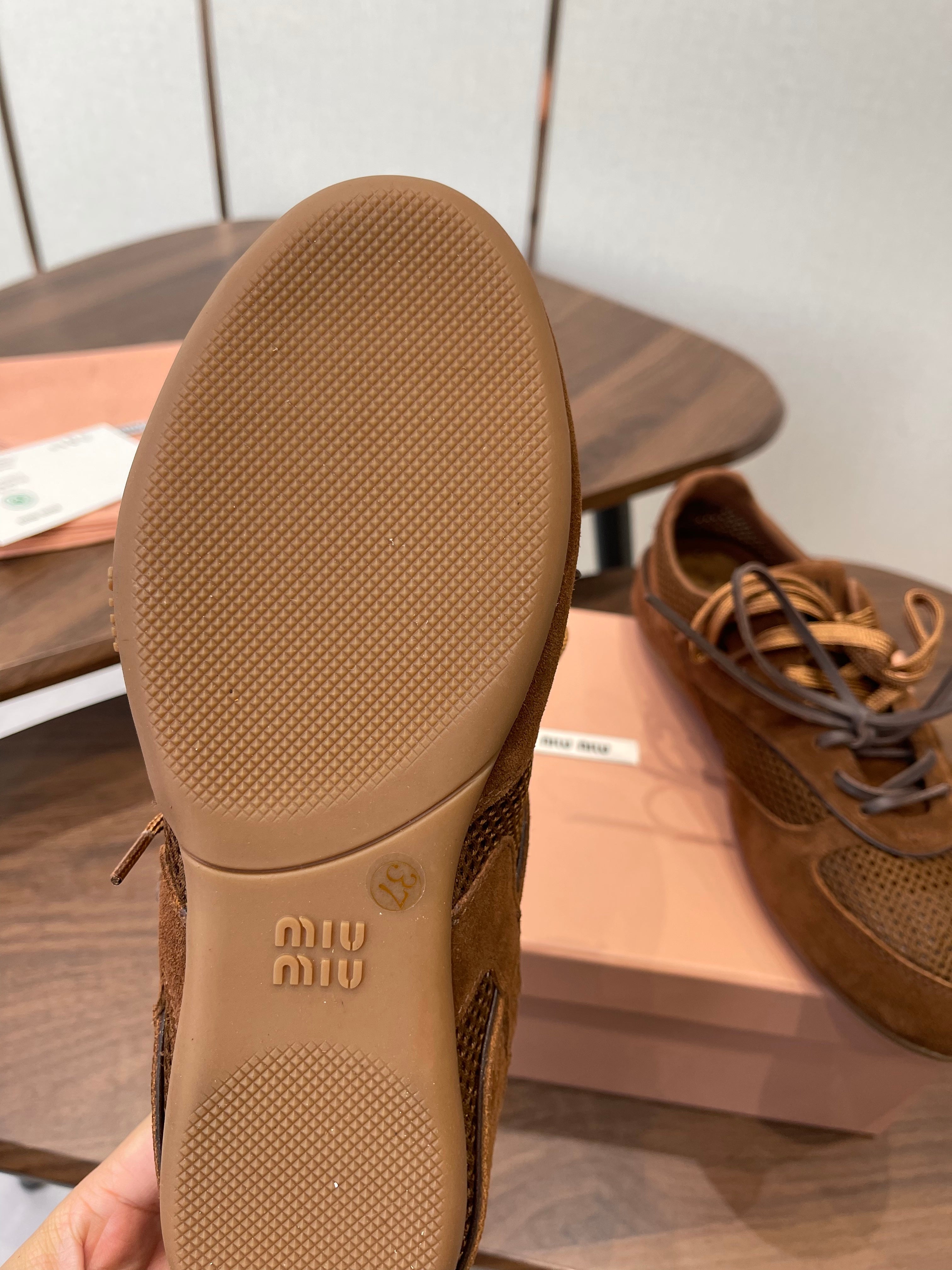 M-Sneakers