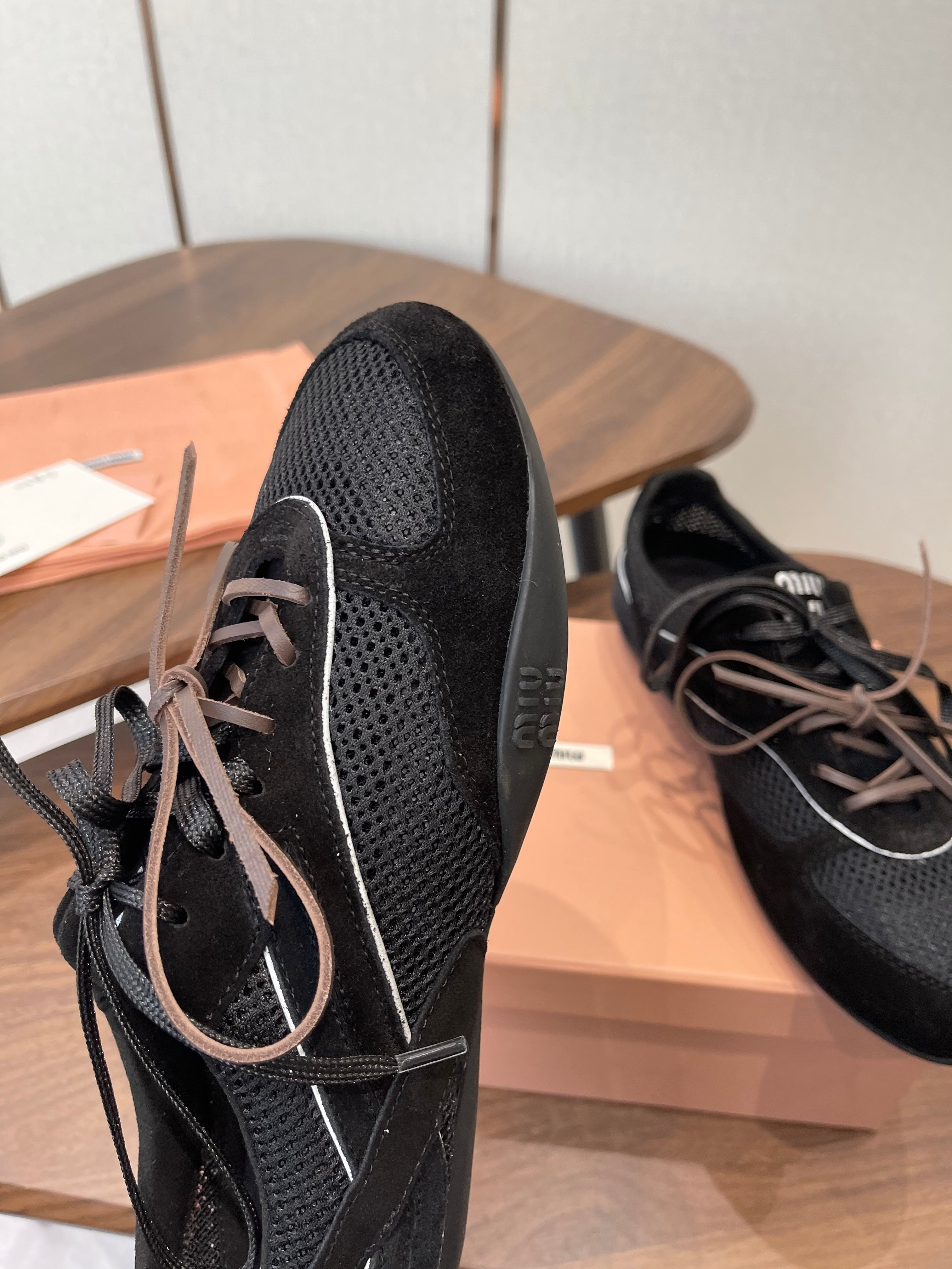 M-Sneakers
