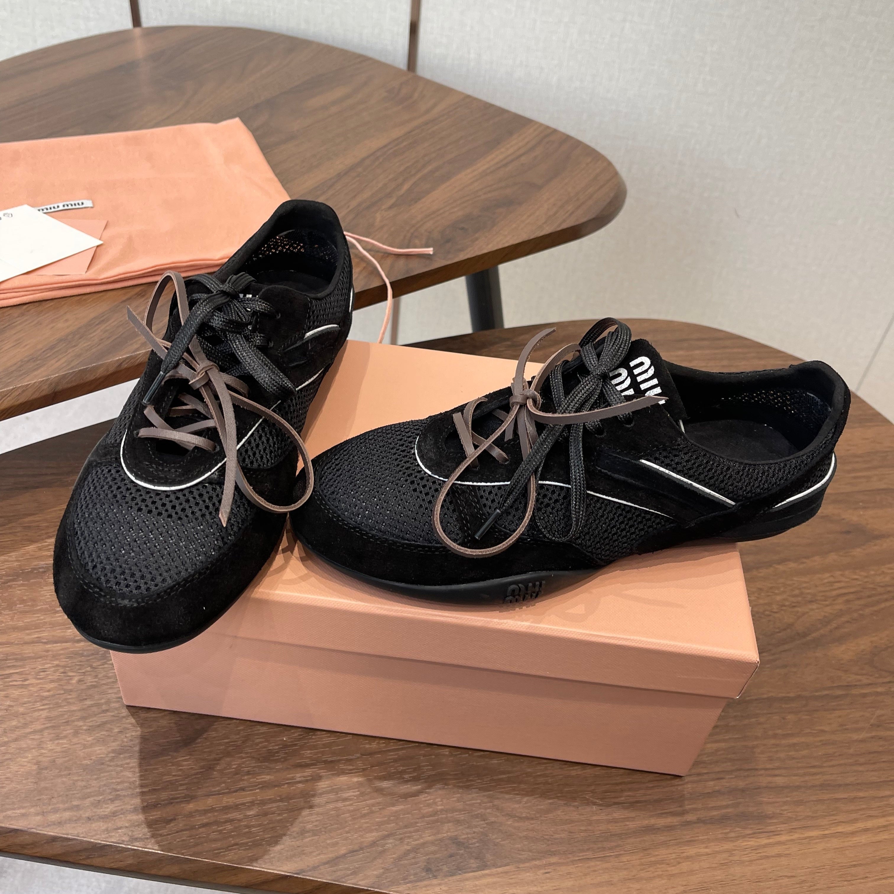 M-Sneakers