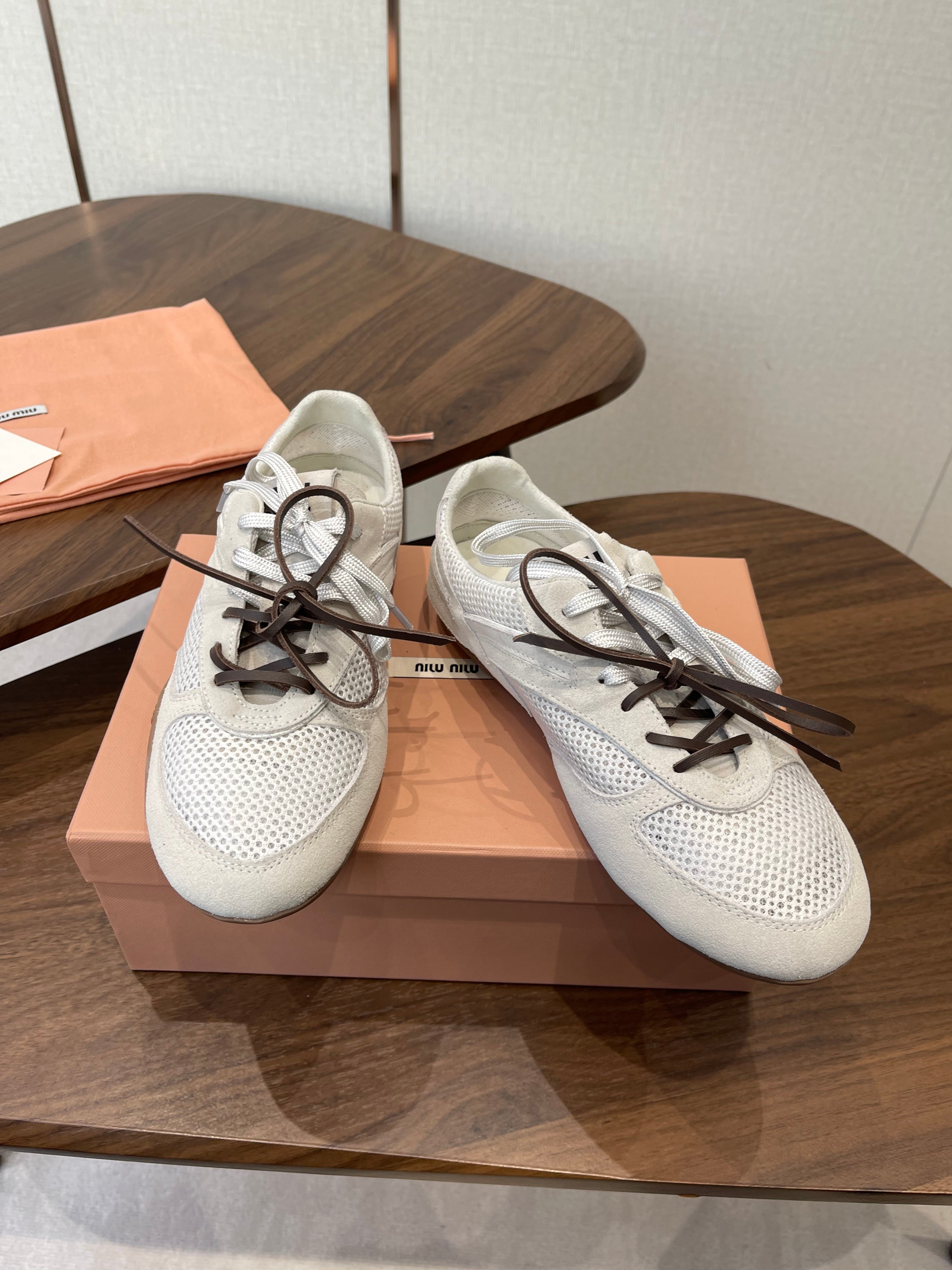 M-Sneakers