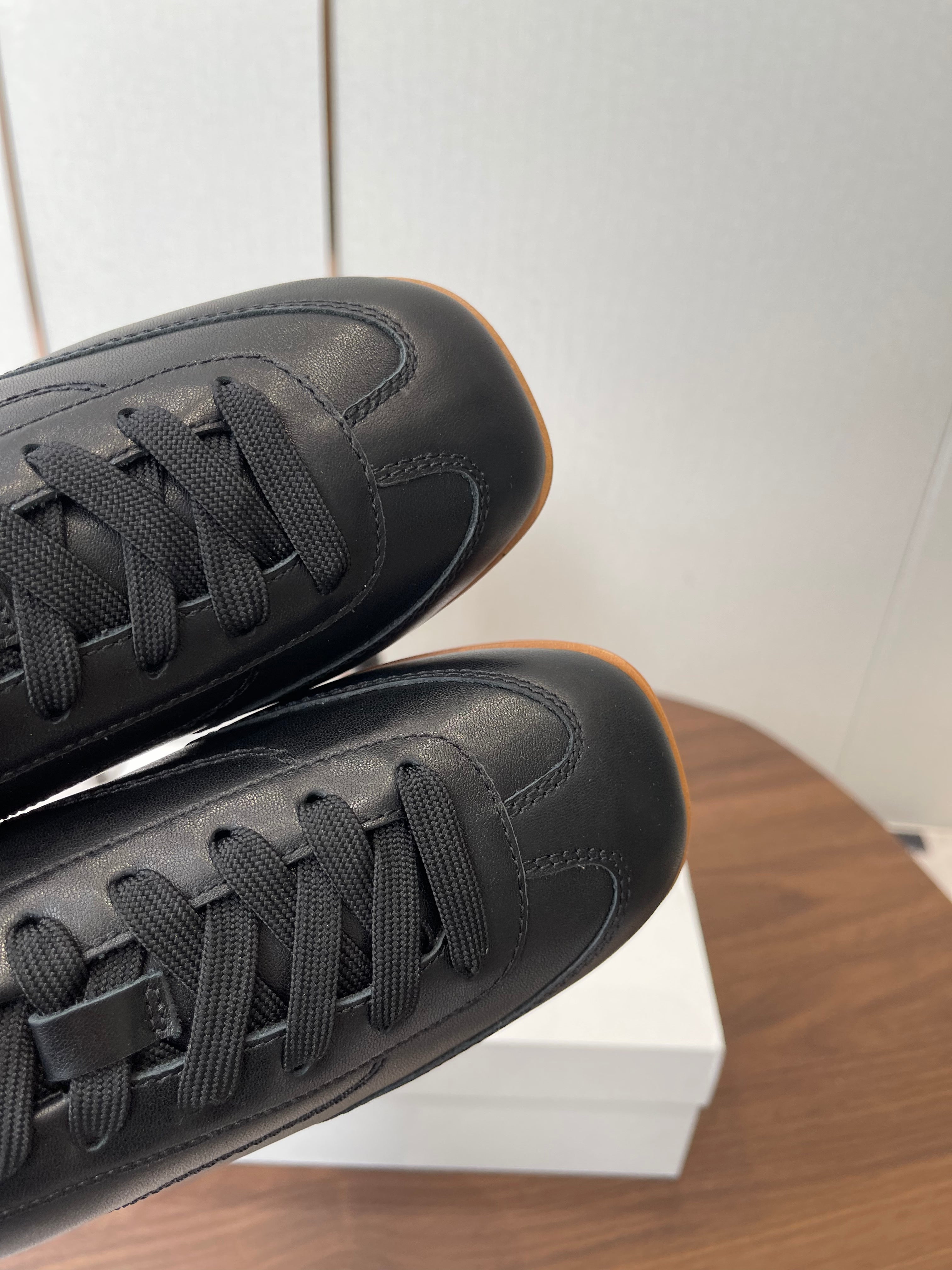 T-Sneakers