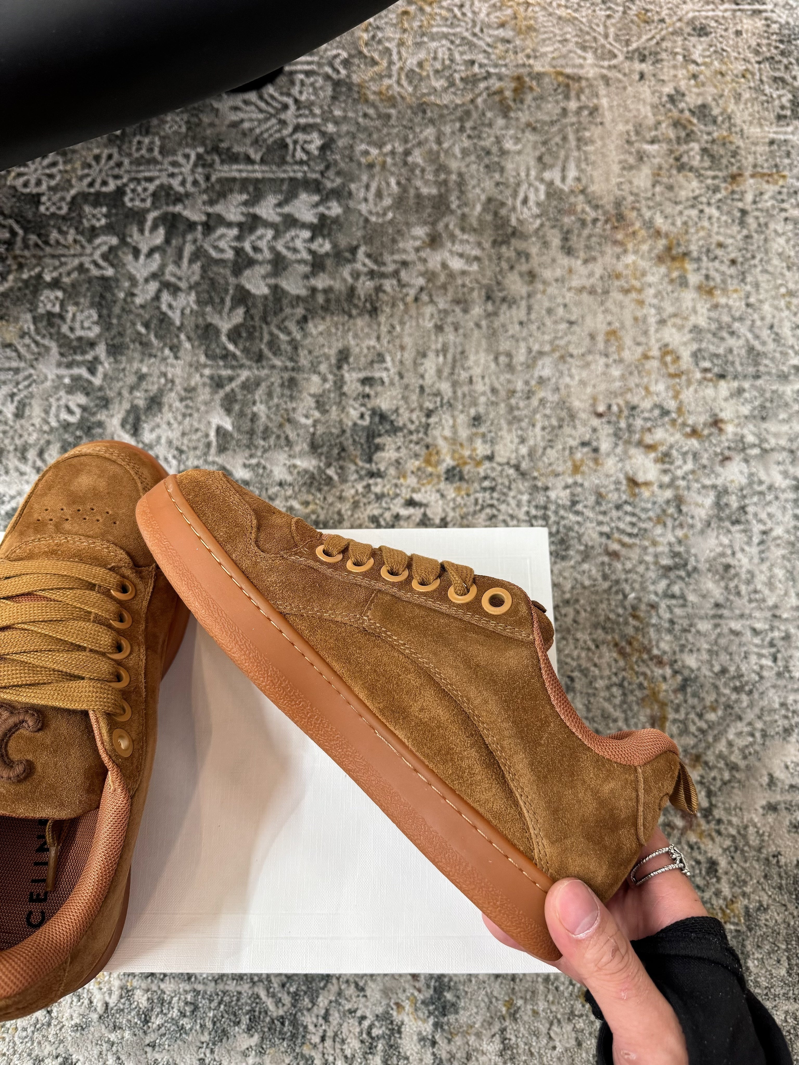 S-Sneakers