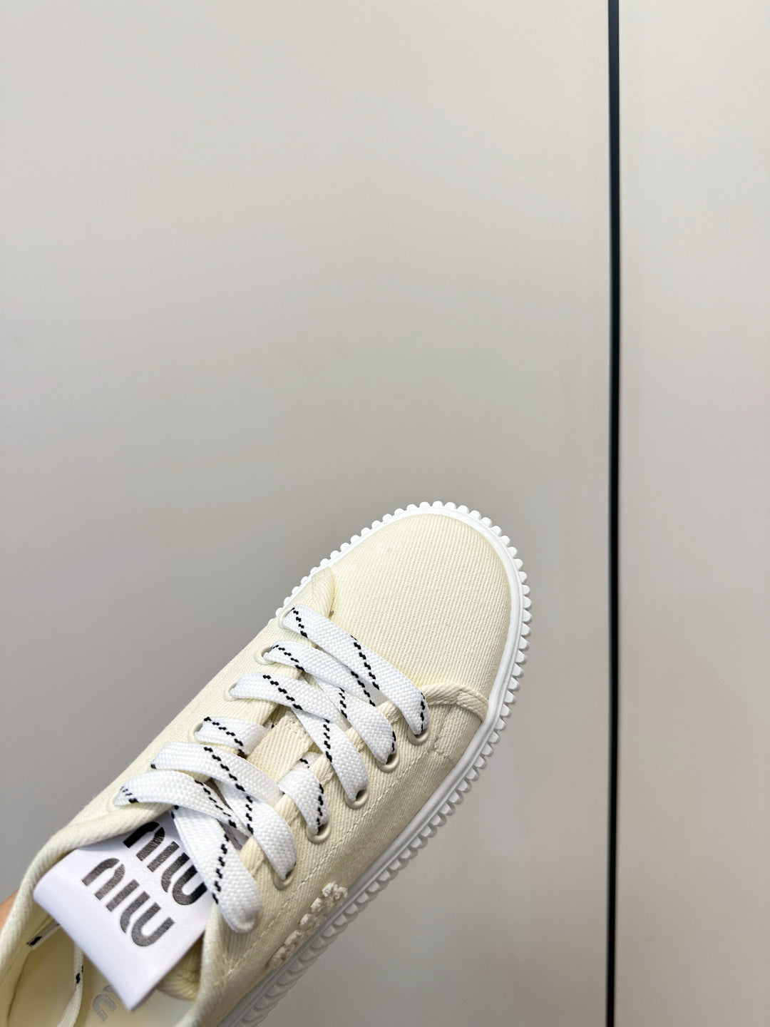 M-Sneakers