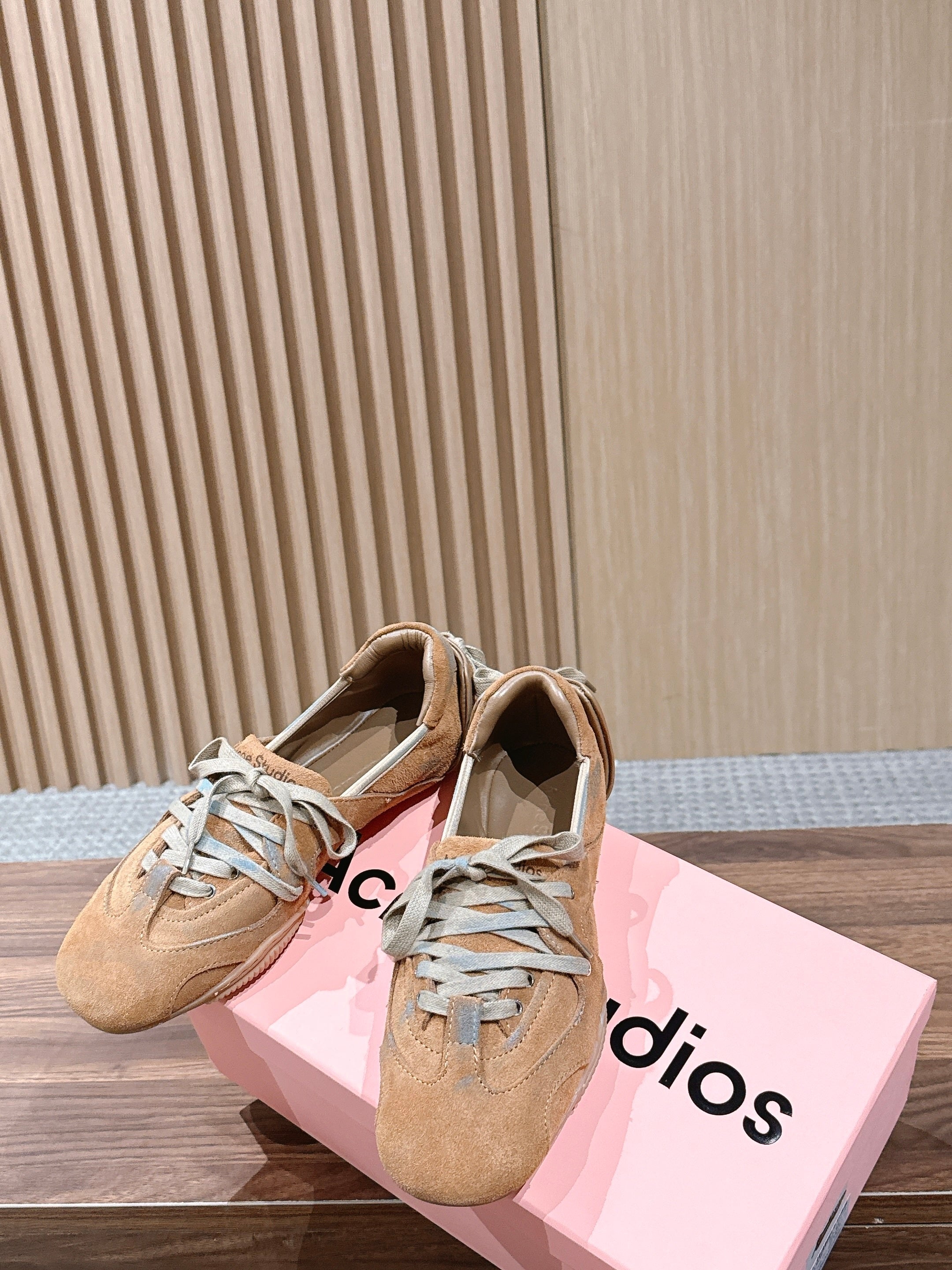 D-Sneakers