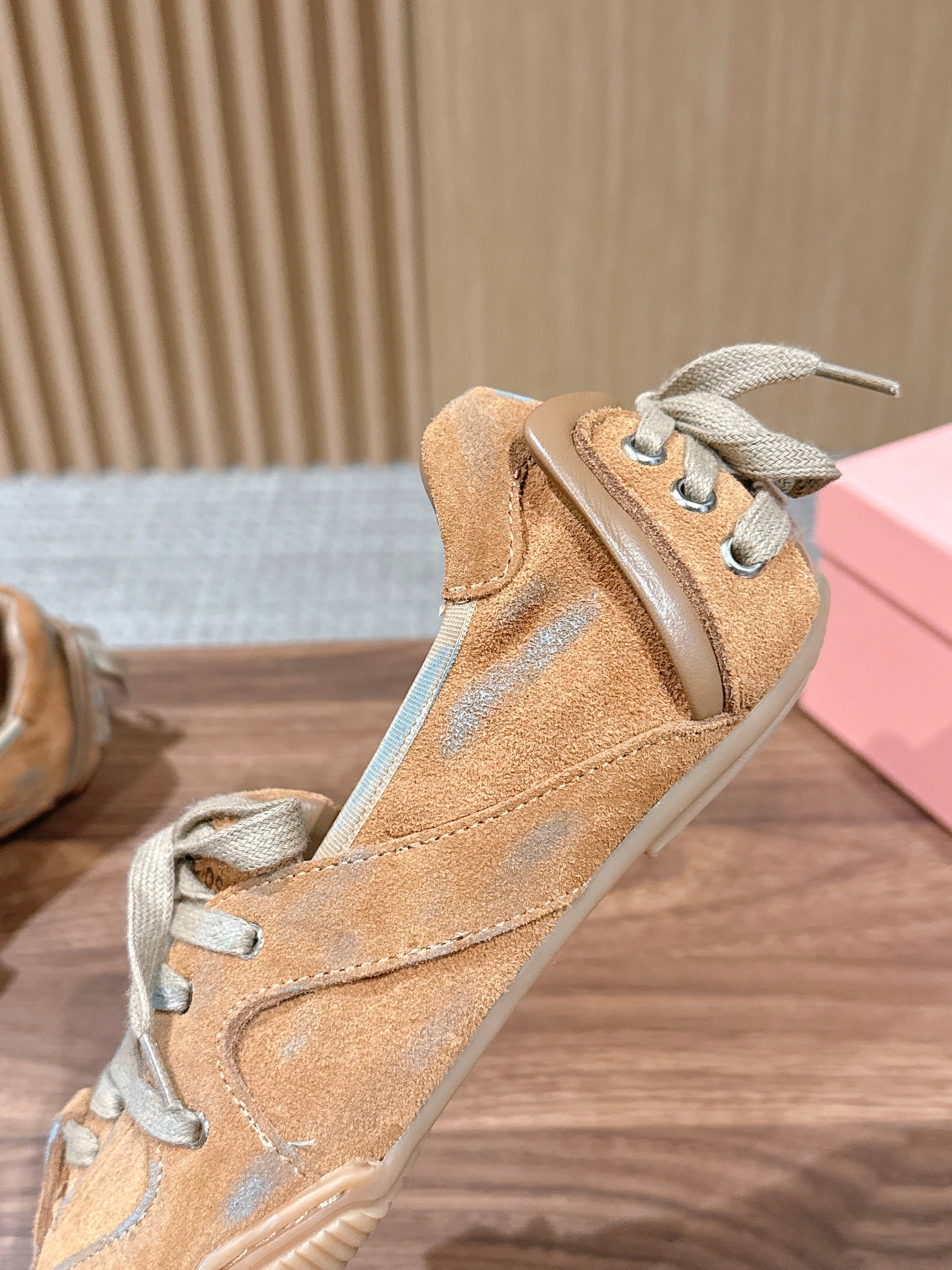 D-Sneakers