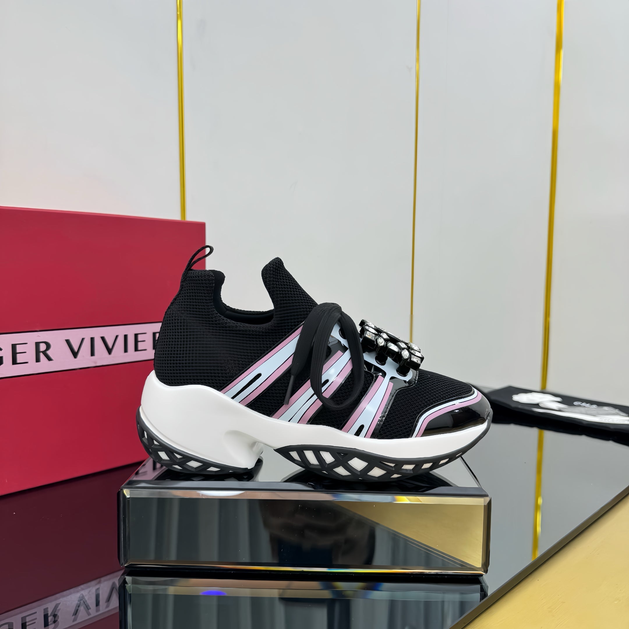 R-Sneakers