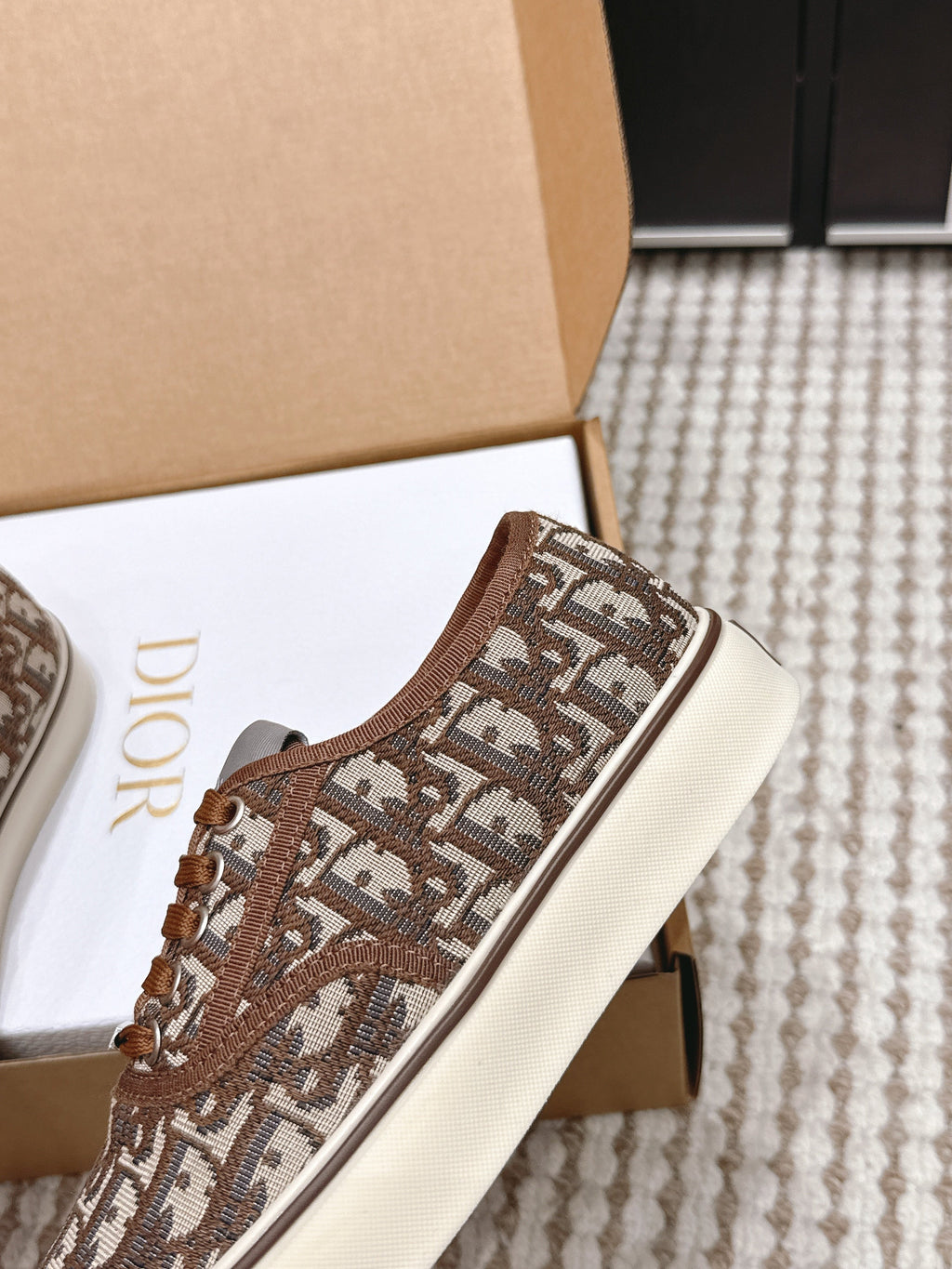 D-Sneakers
