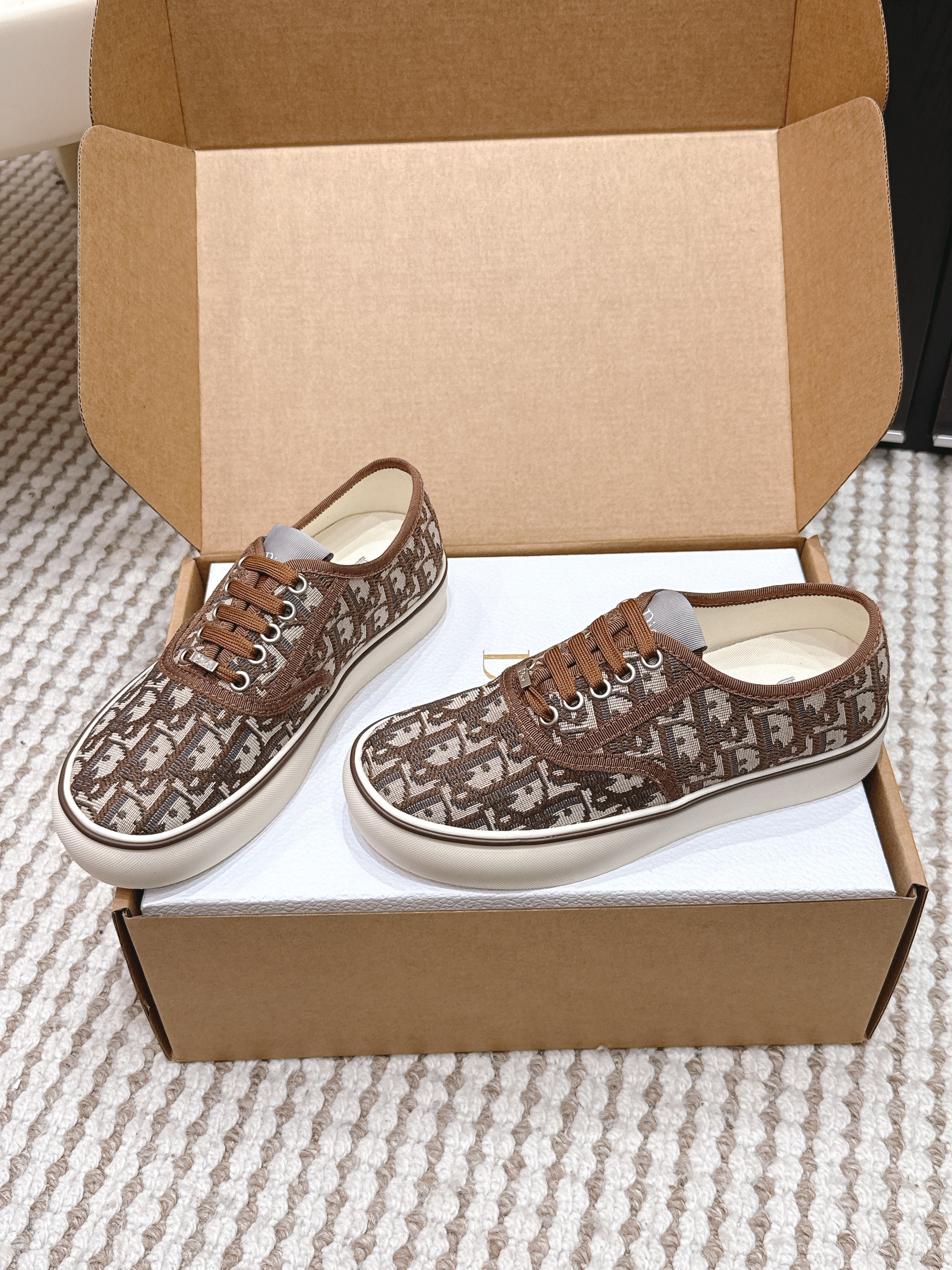 D-Sneakers