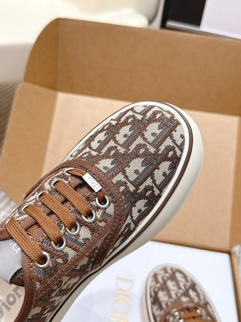 D-Sneakers