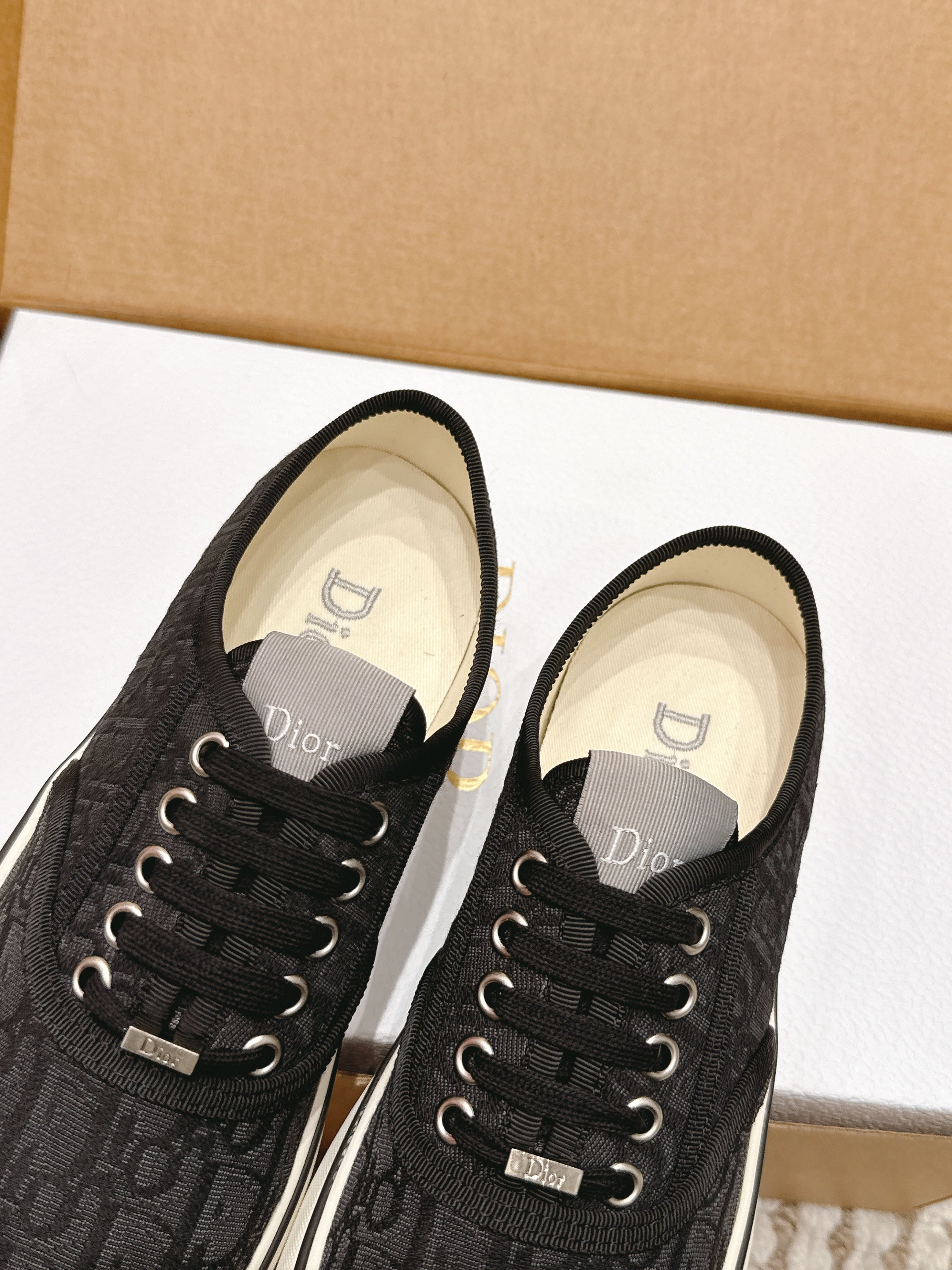 D-Sneakers
