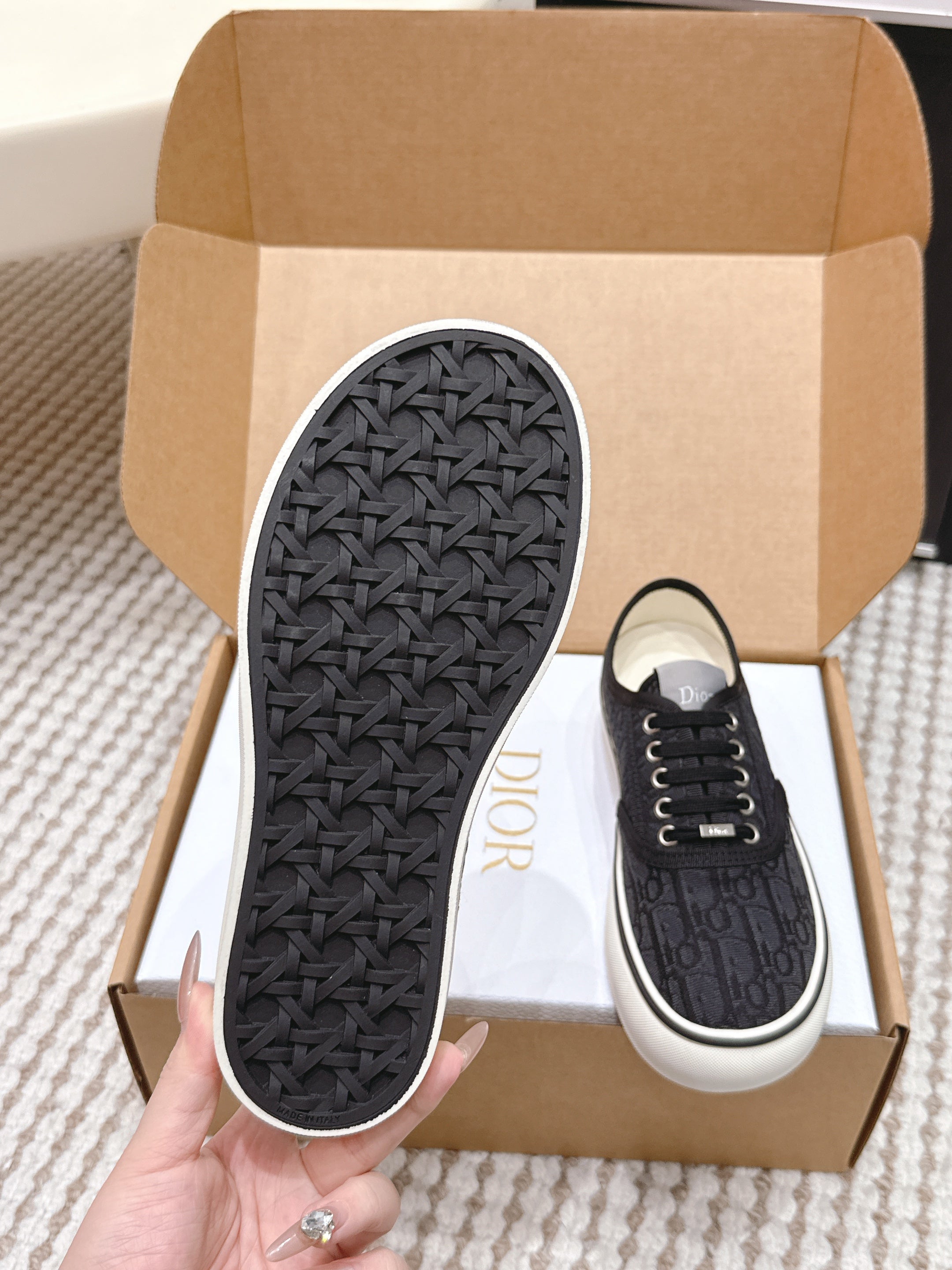 D-Sneakers