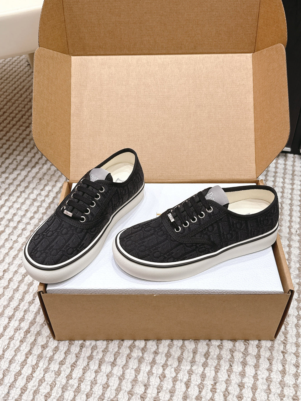 D-Sneakers