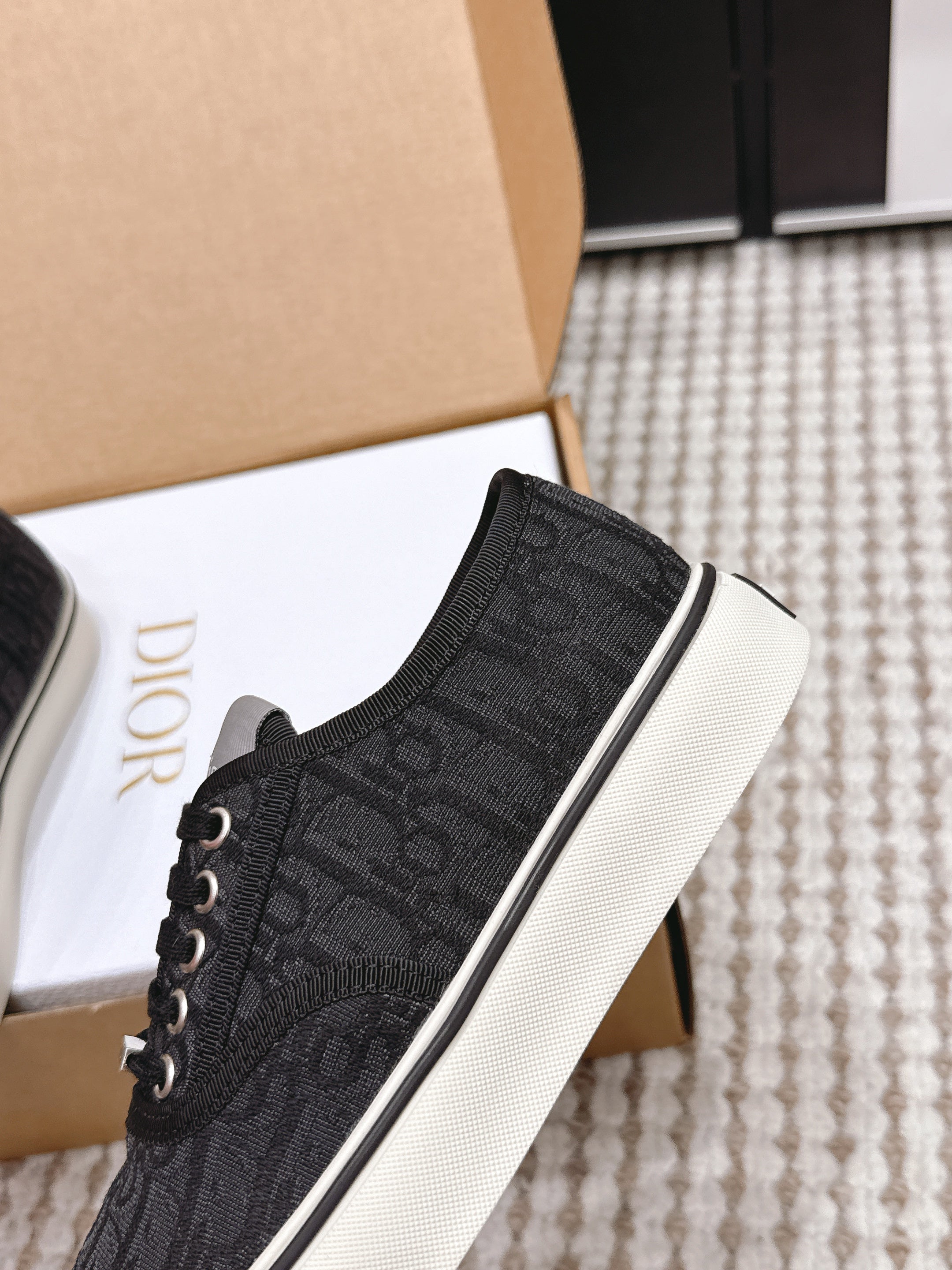 D-Sneakers
