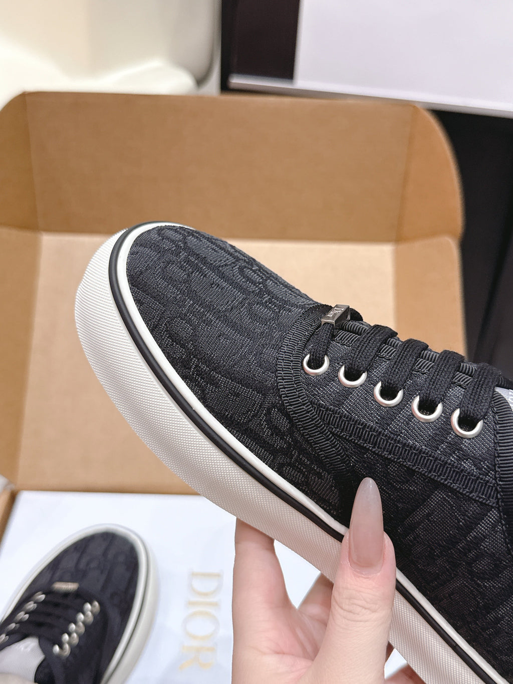 D-Sneakers