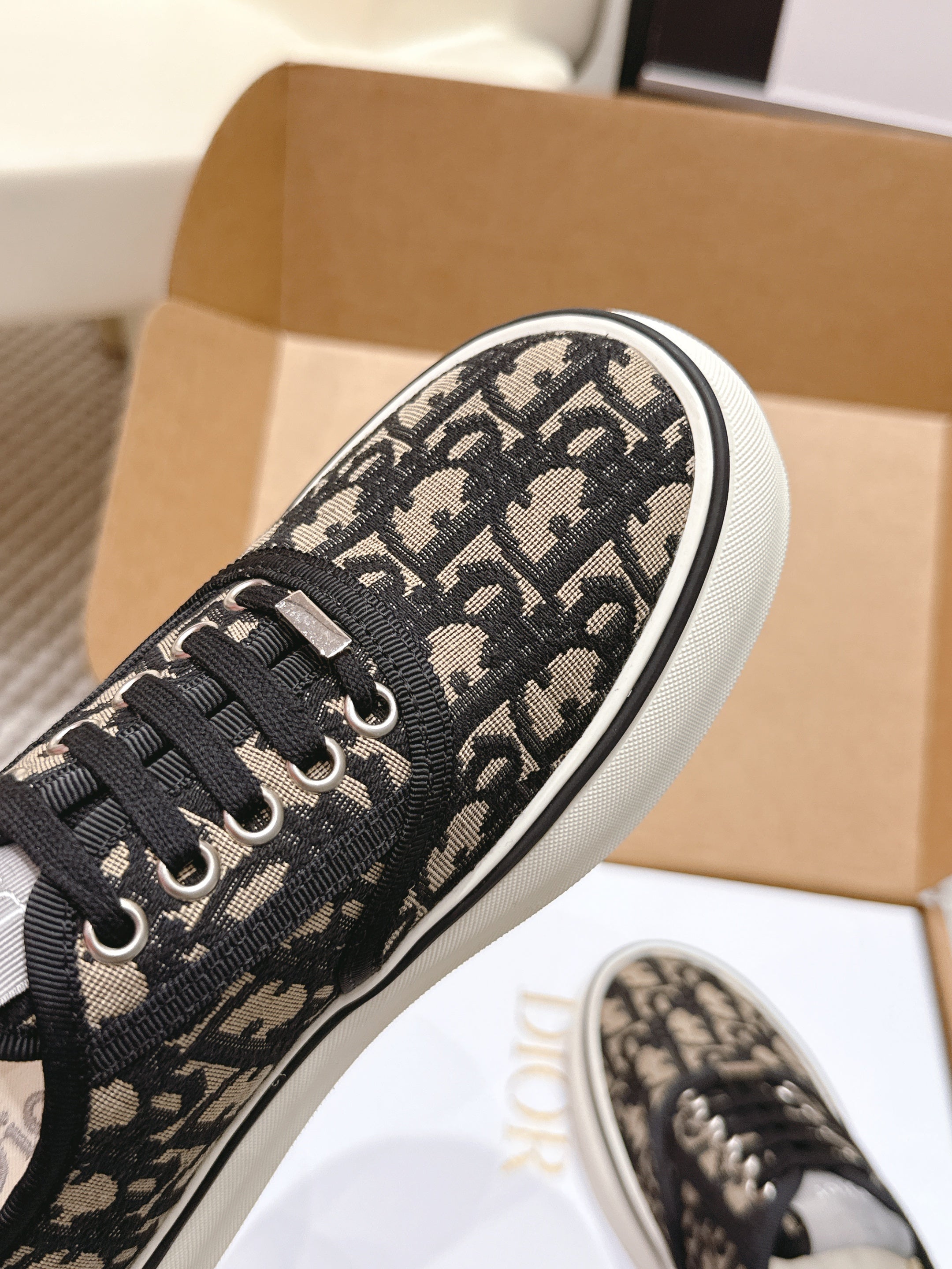 D-Sneakers