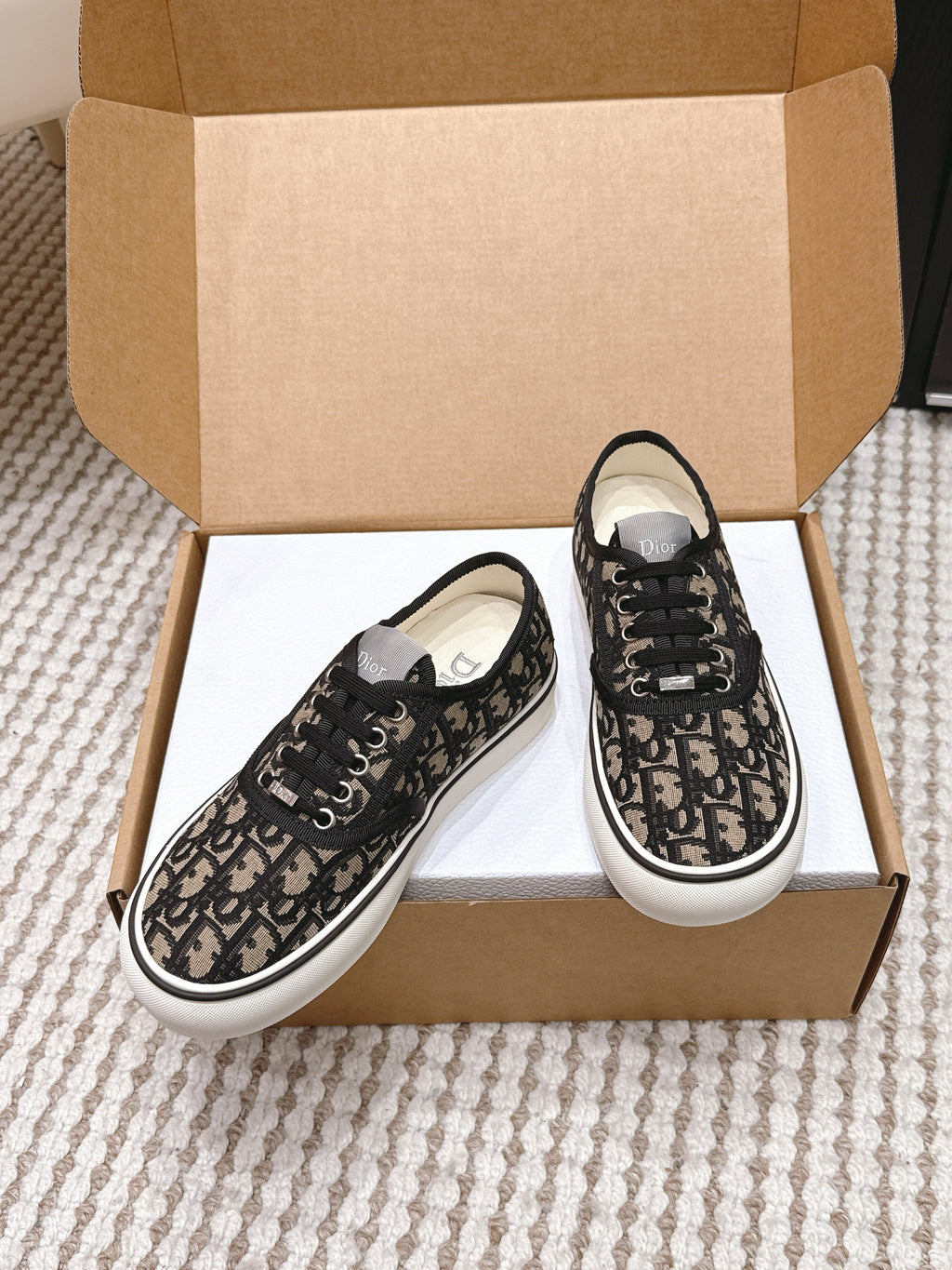 D-Sneakers