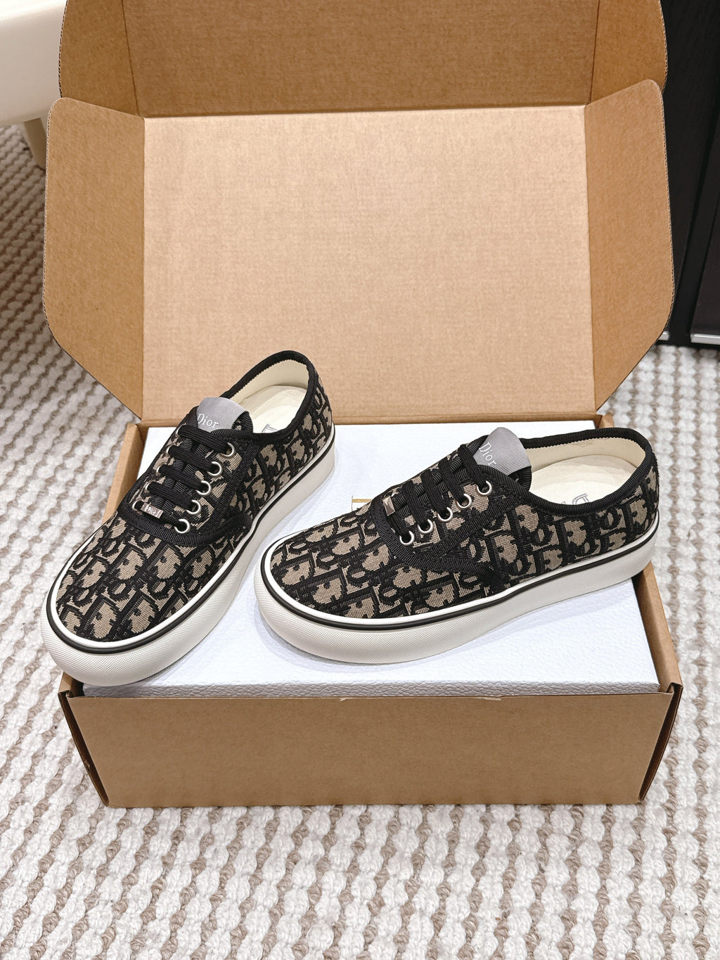 D-Sneakers