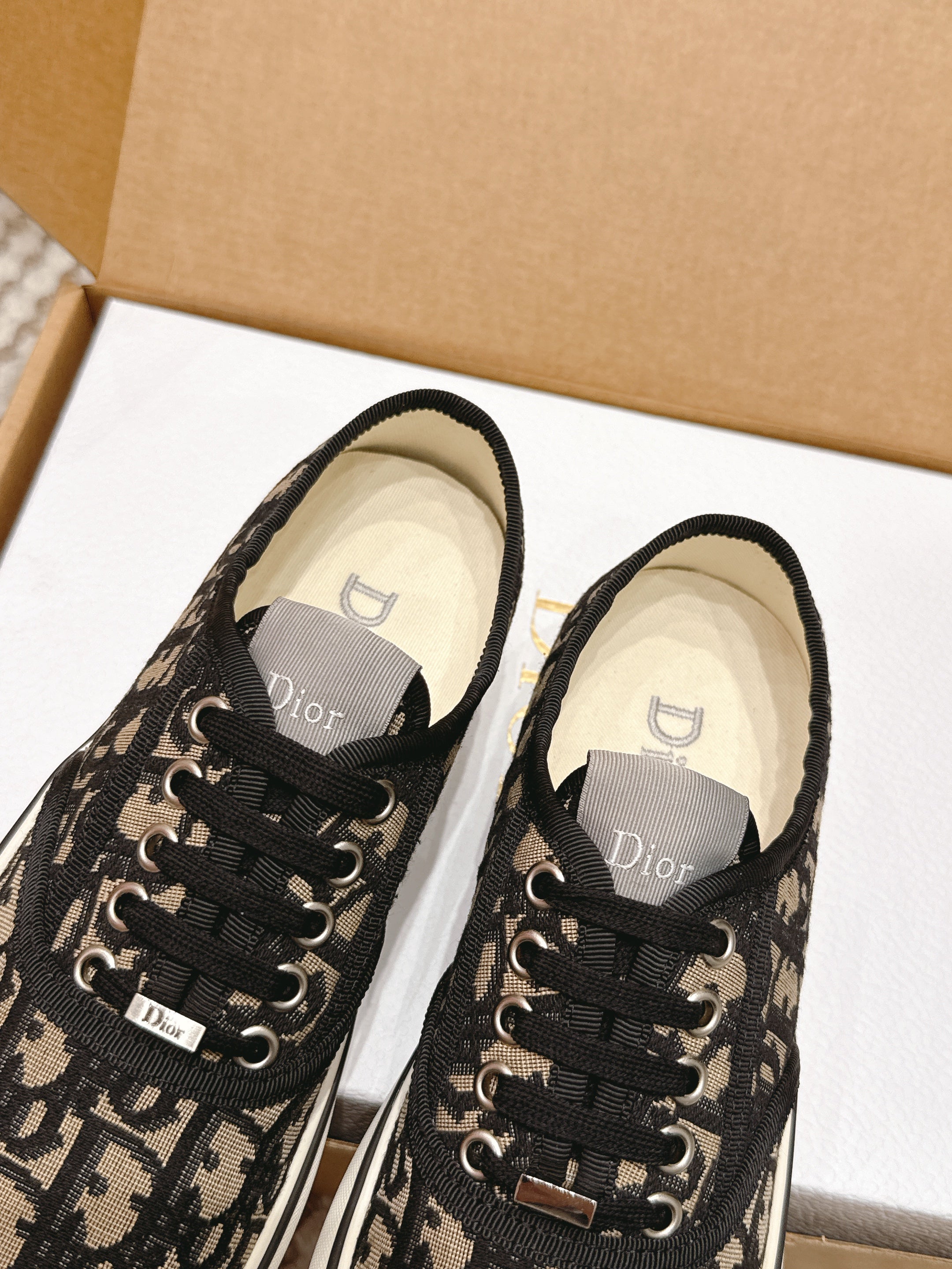 D-Sneakers