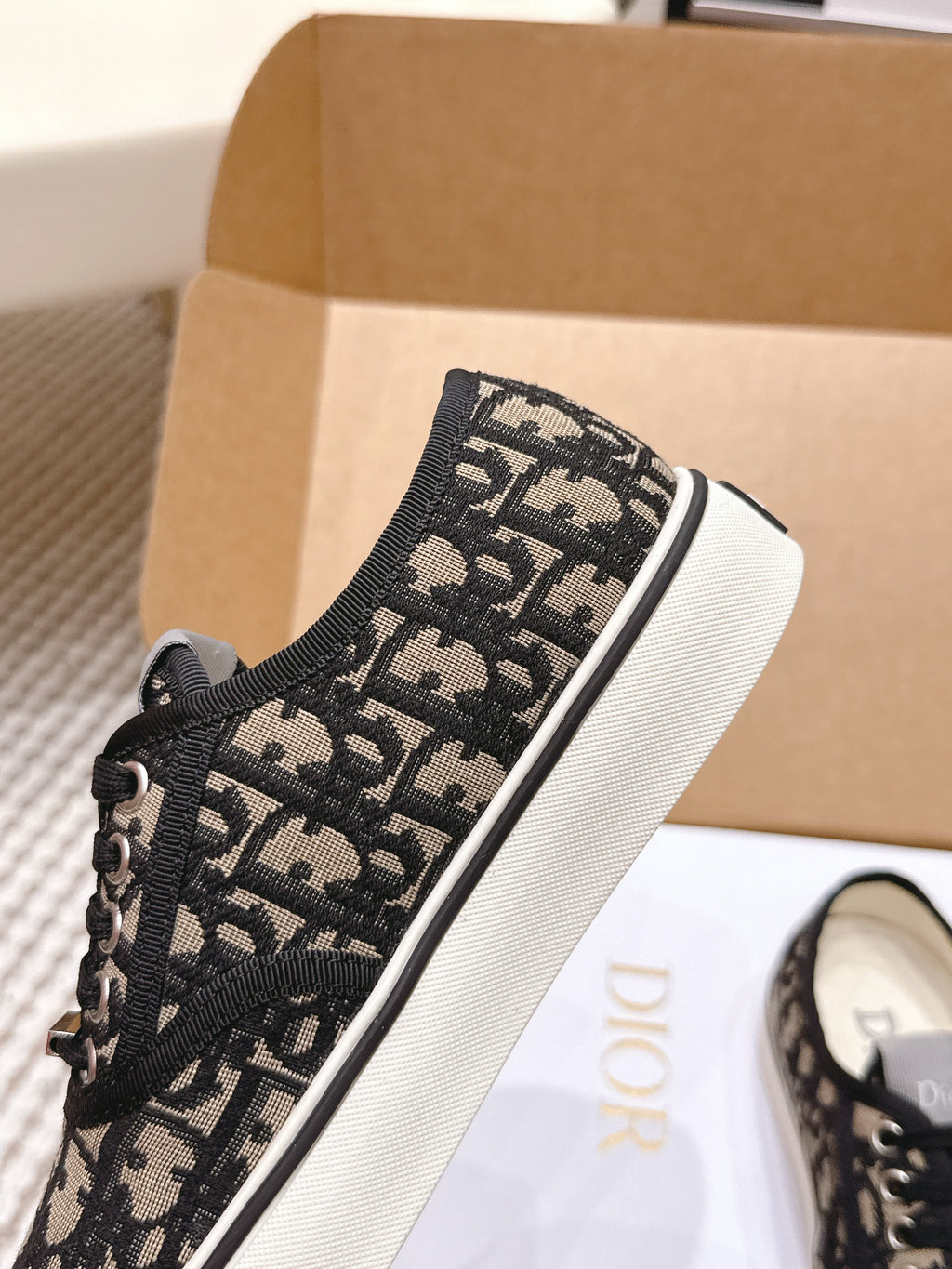 D-Sneakers