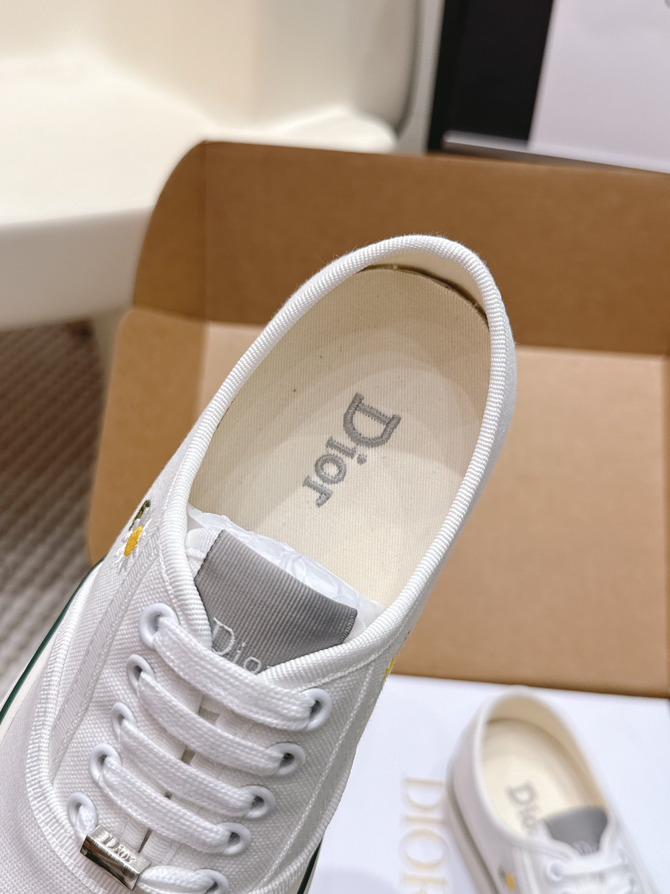 D-Sneakers