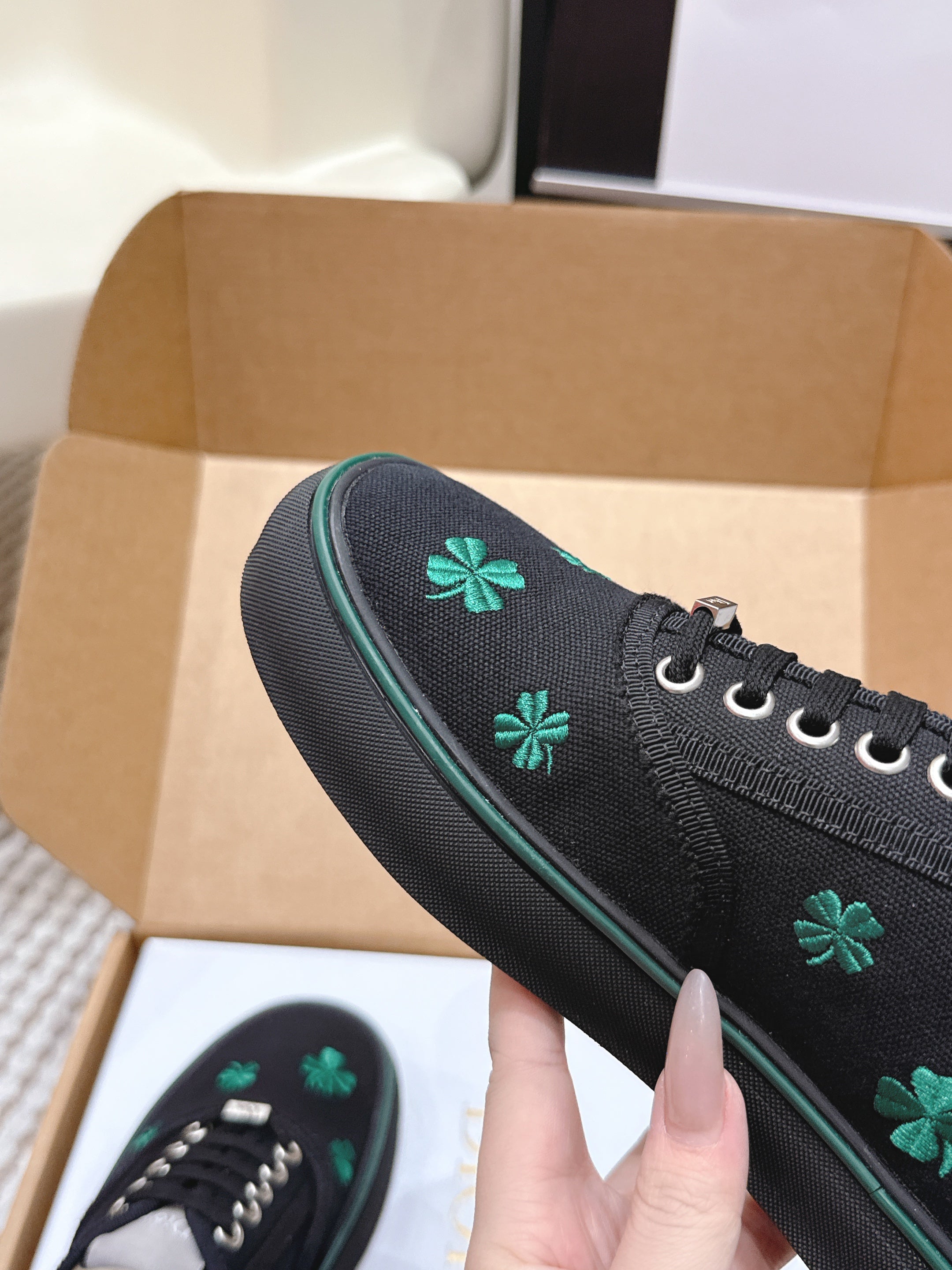 D-Sneakers