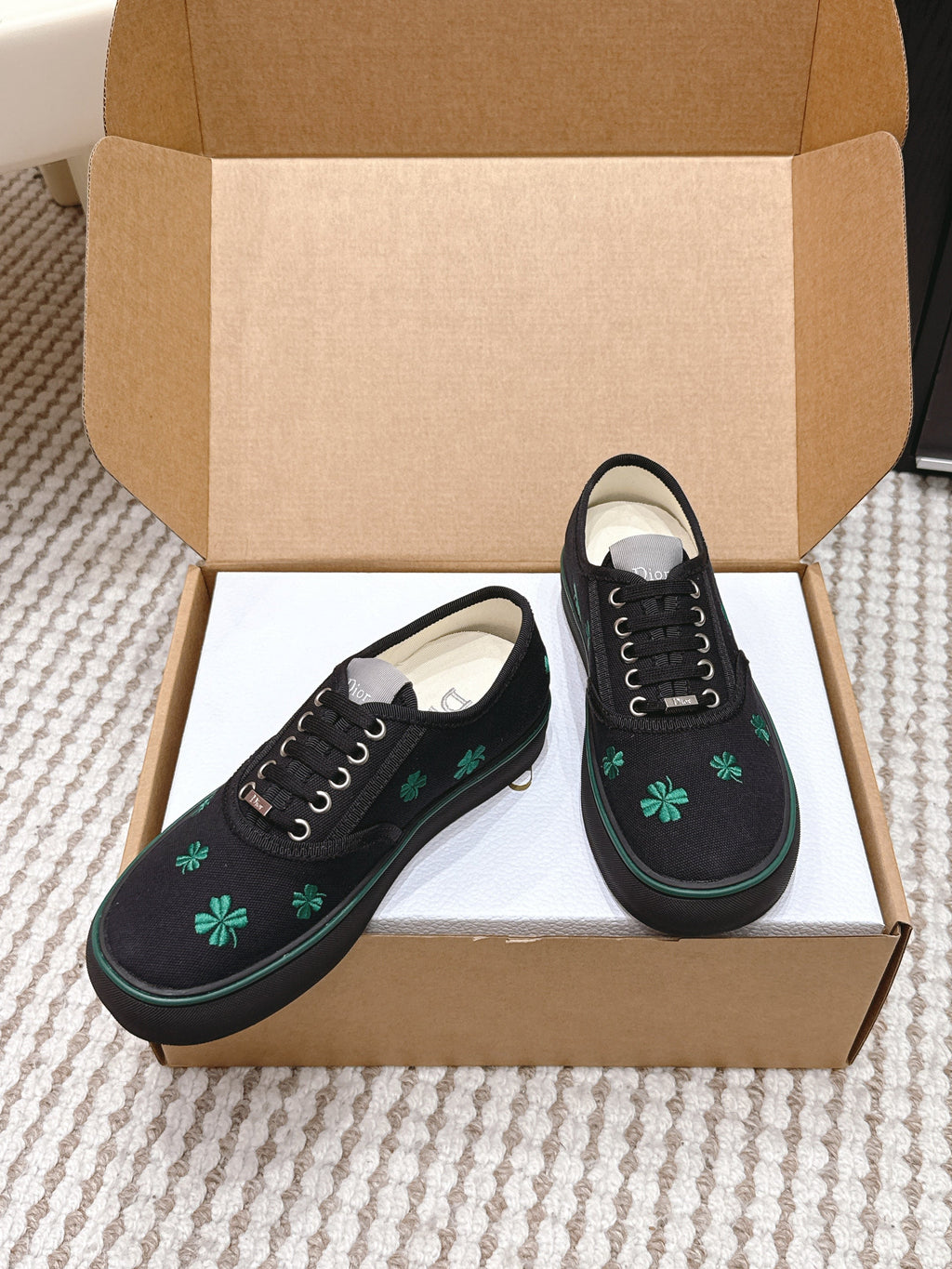 D-Sneakers