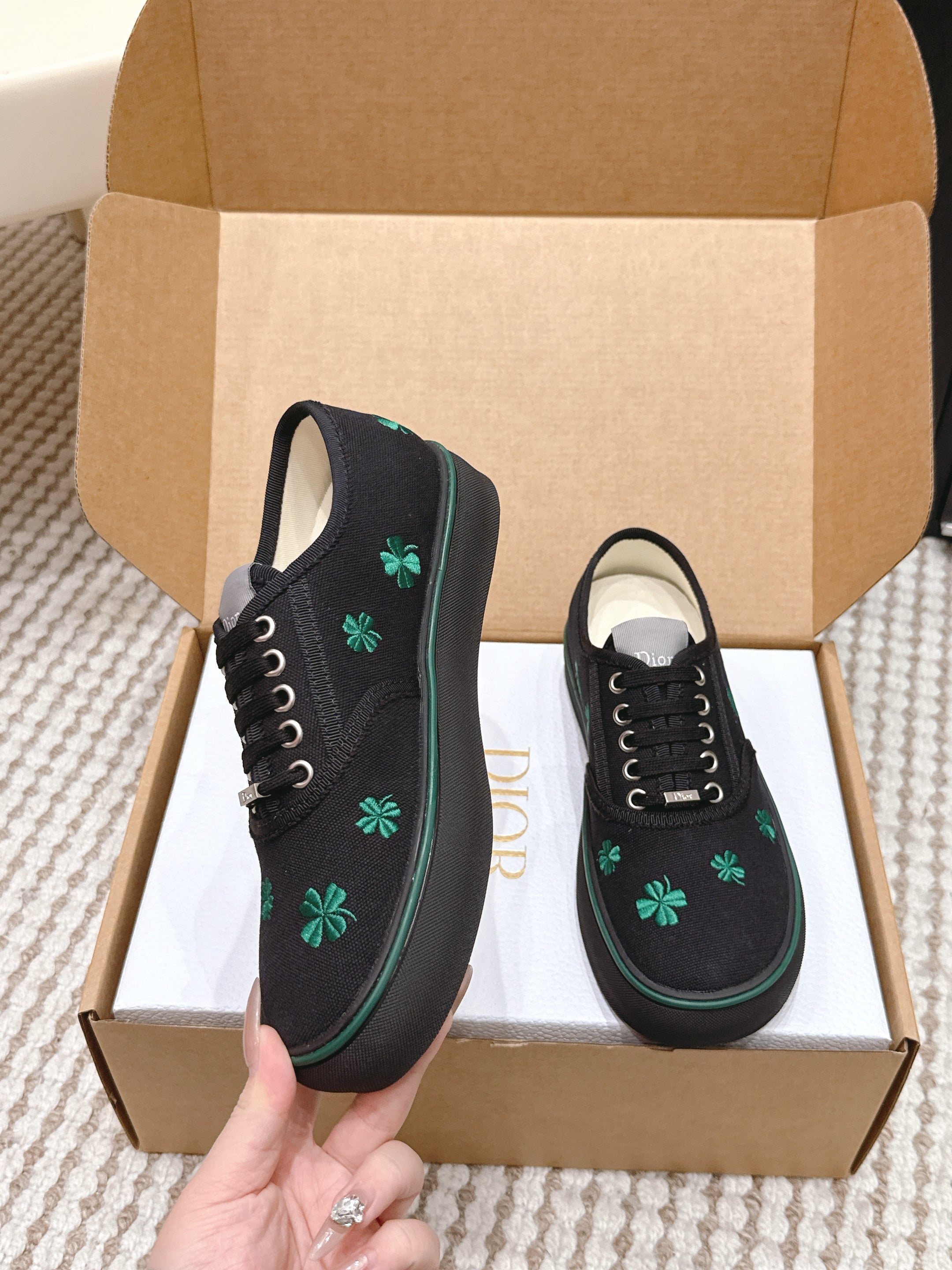 D-Sneakers