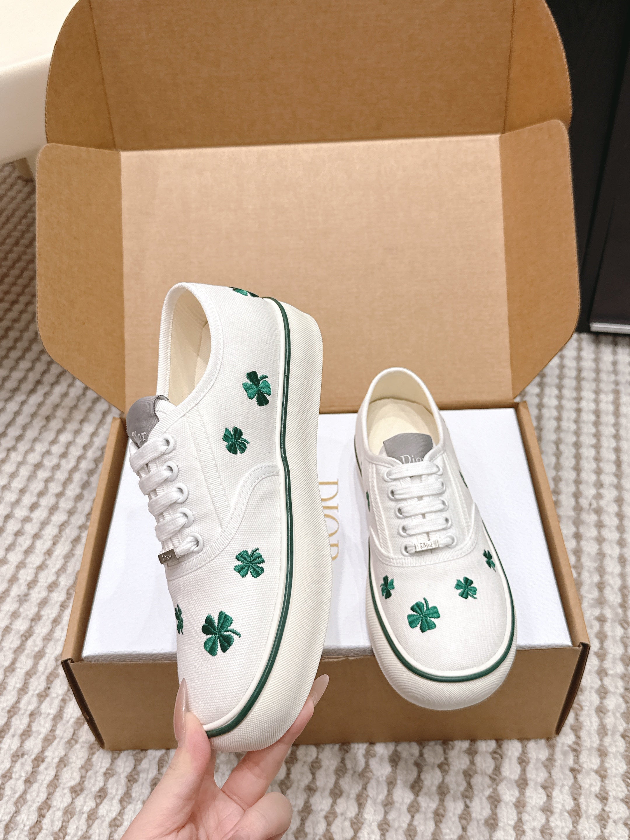 D-Sneakers