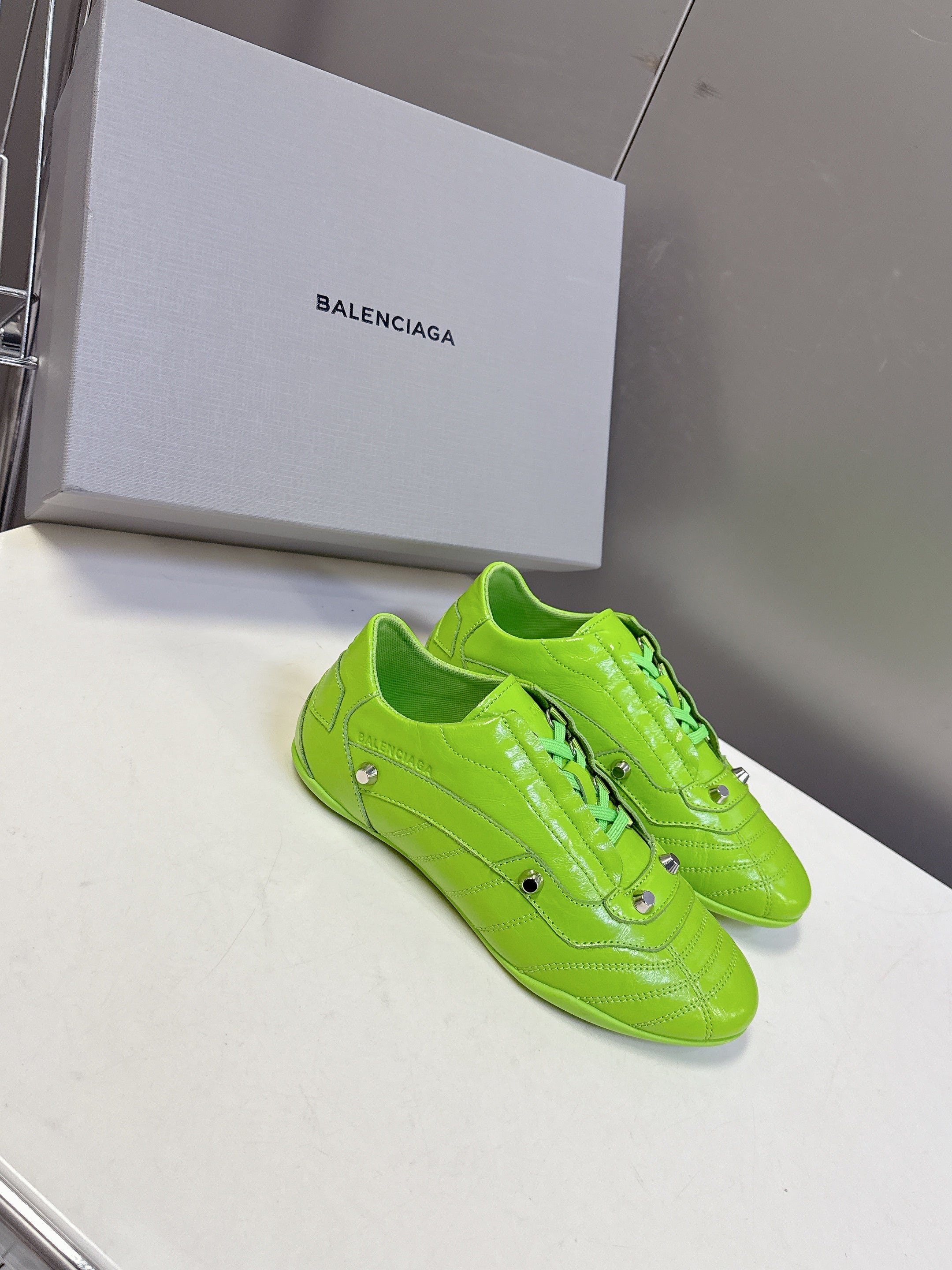 B-Sneakers