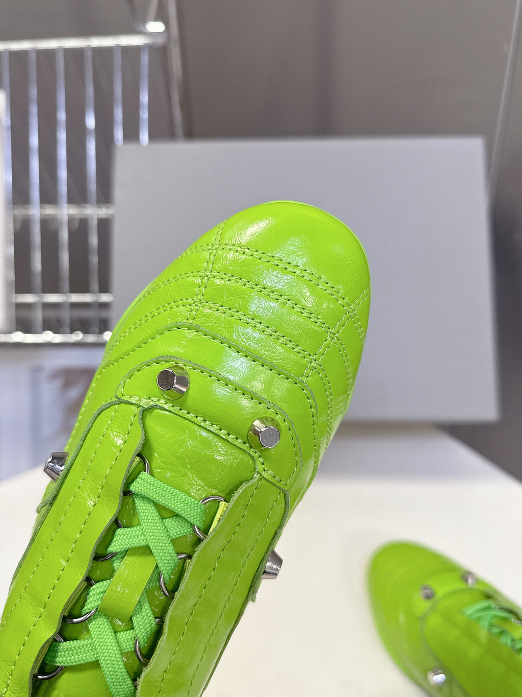 B-Sneakers