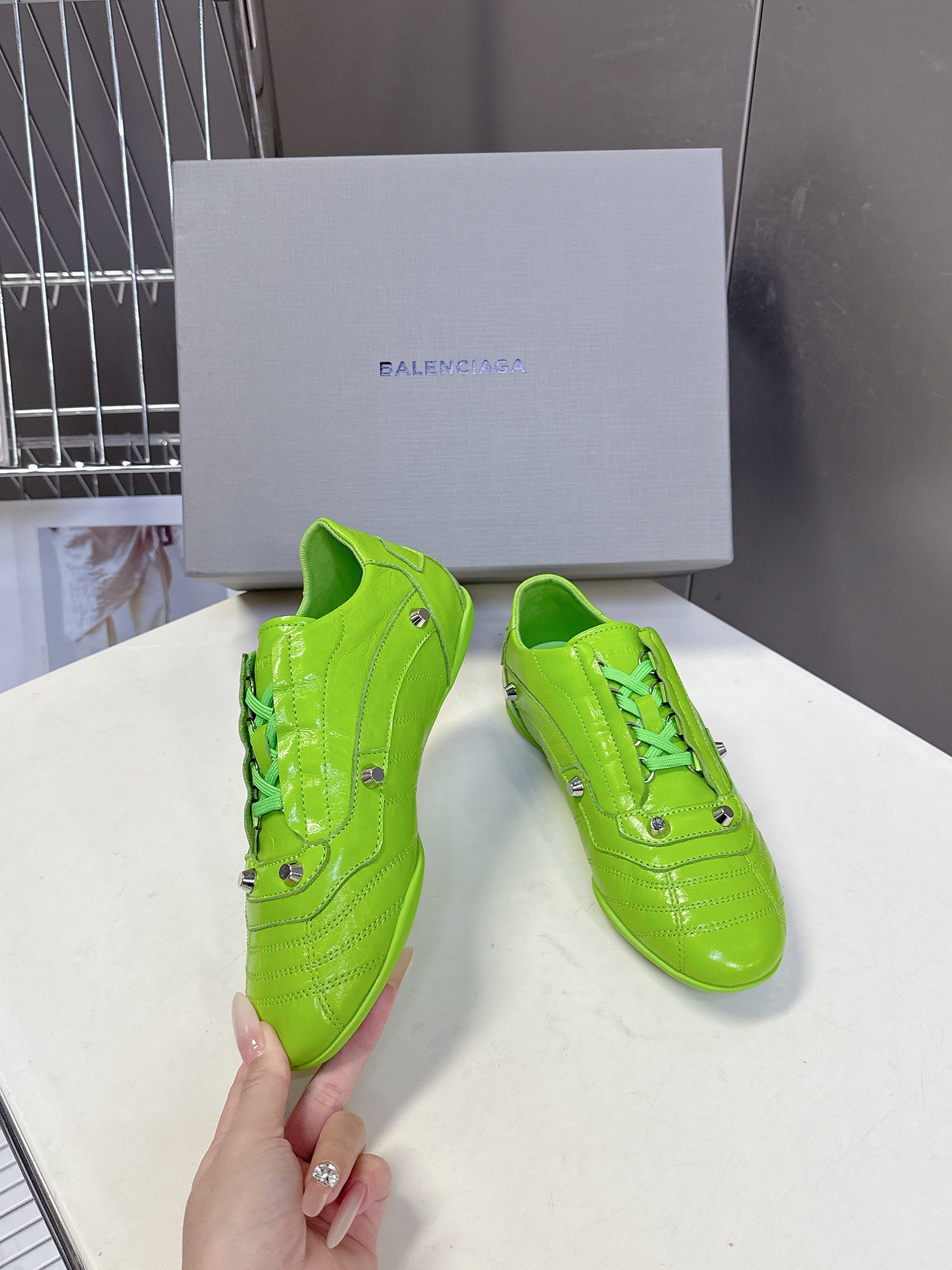 B-Sneakers