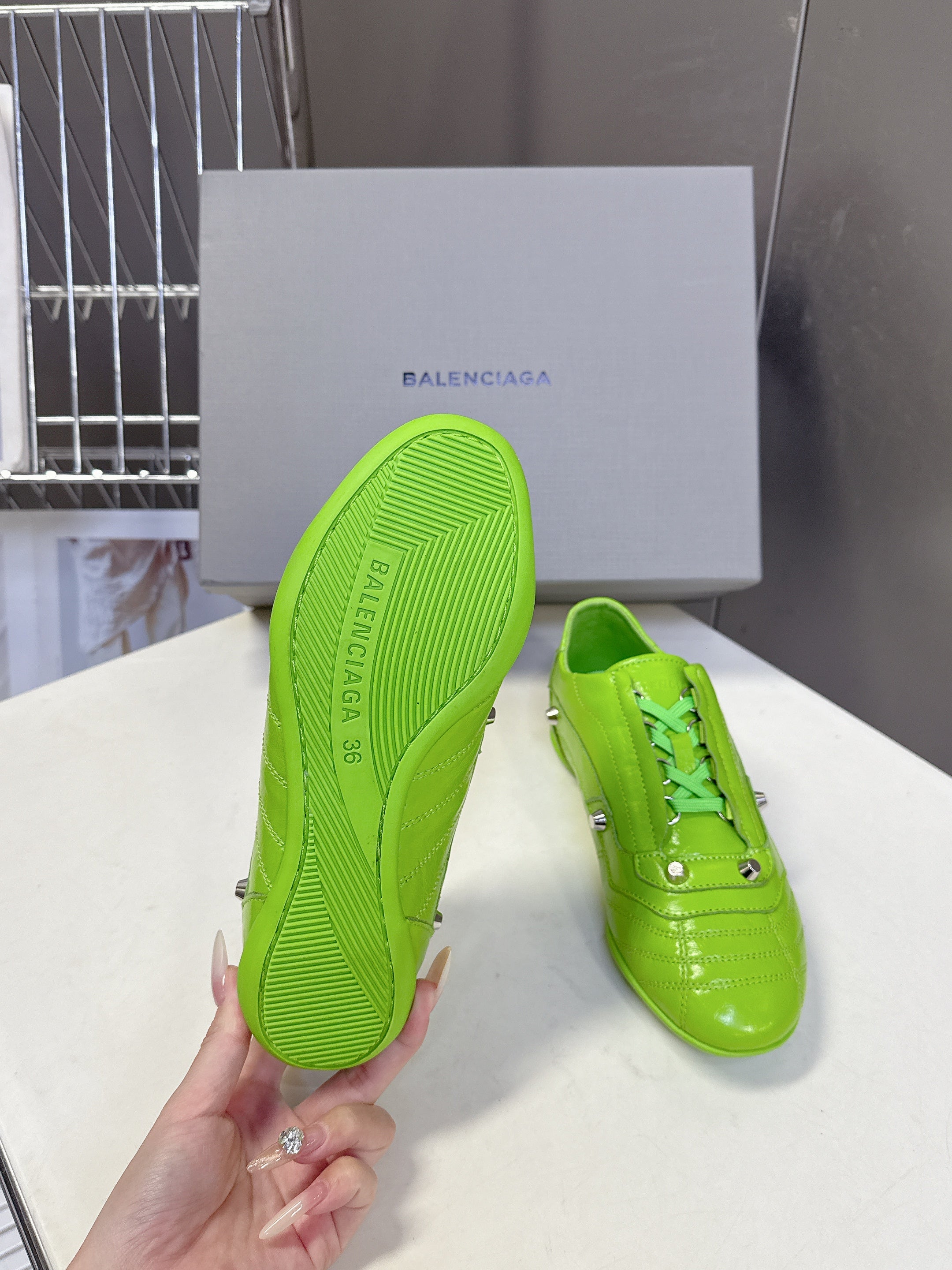 B-Sneakers