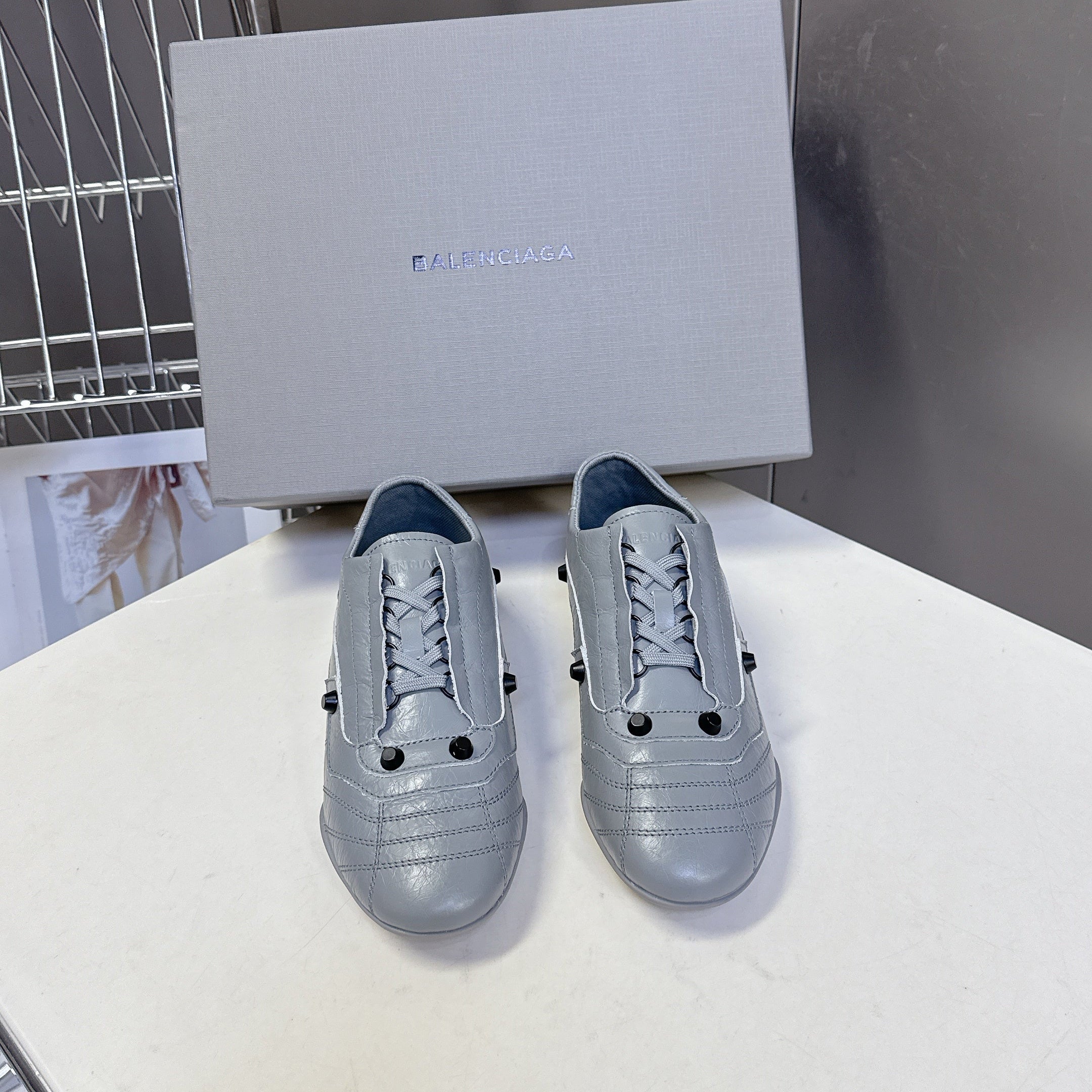 B-Sneakers
