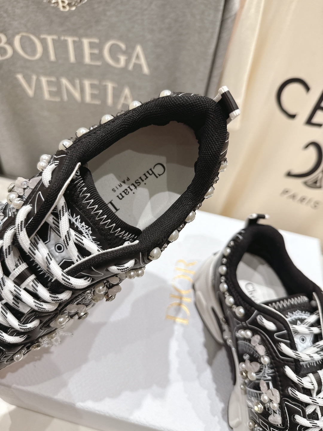 D-Sneakers