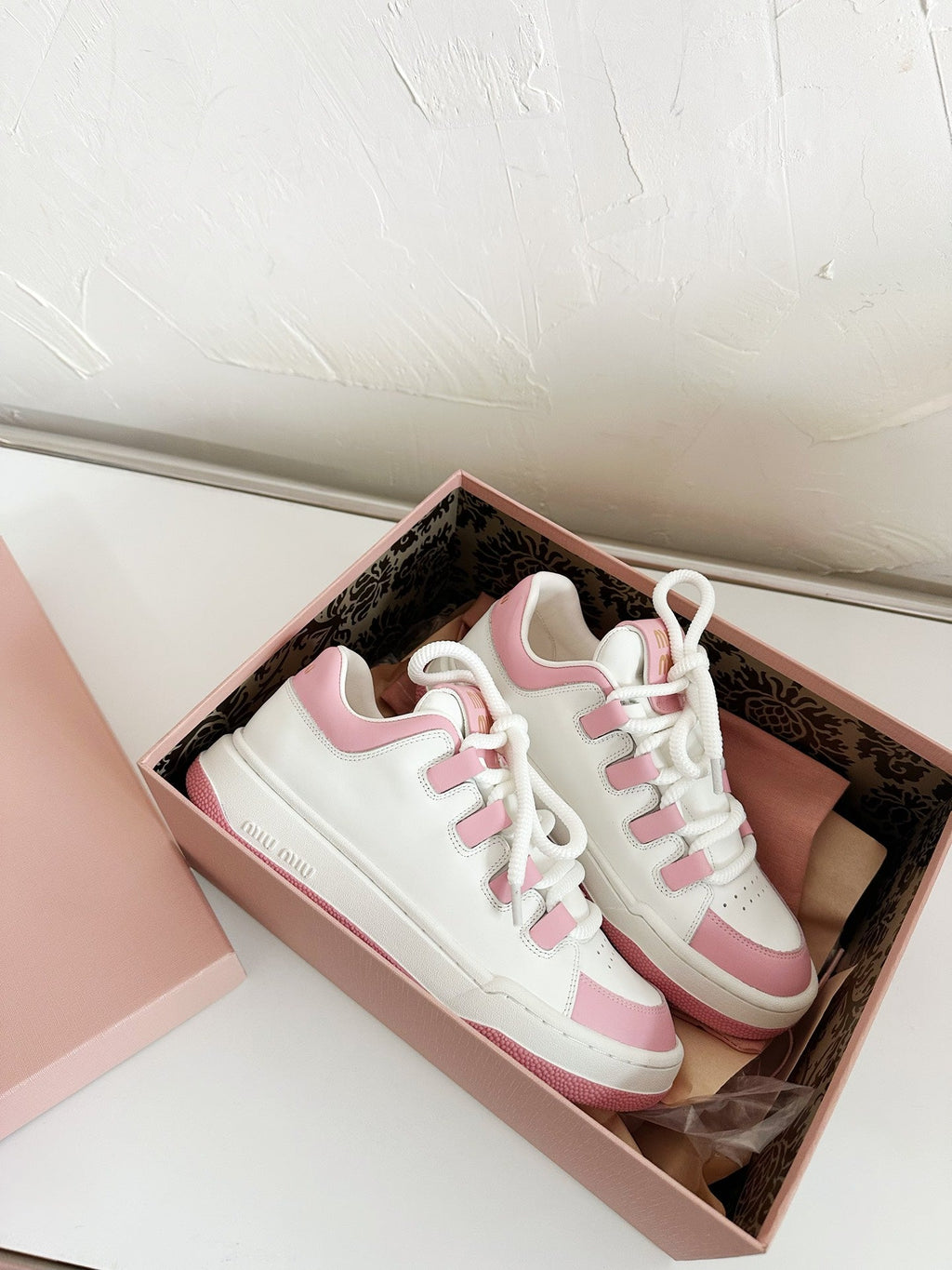 M-Sneakers