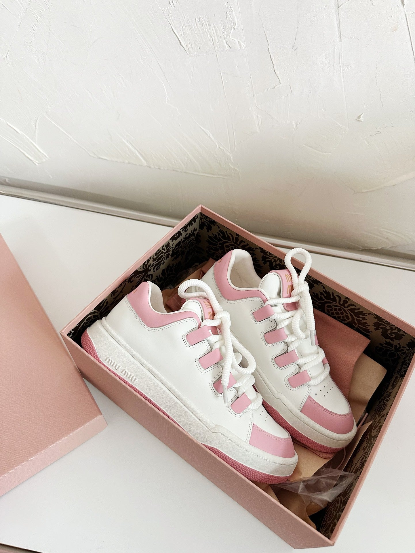 M-Sneakers