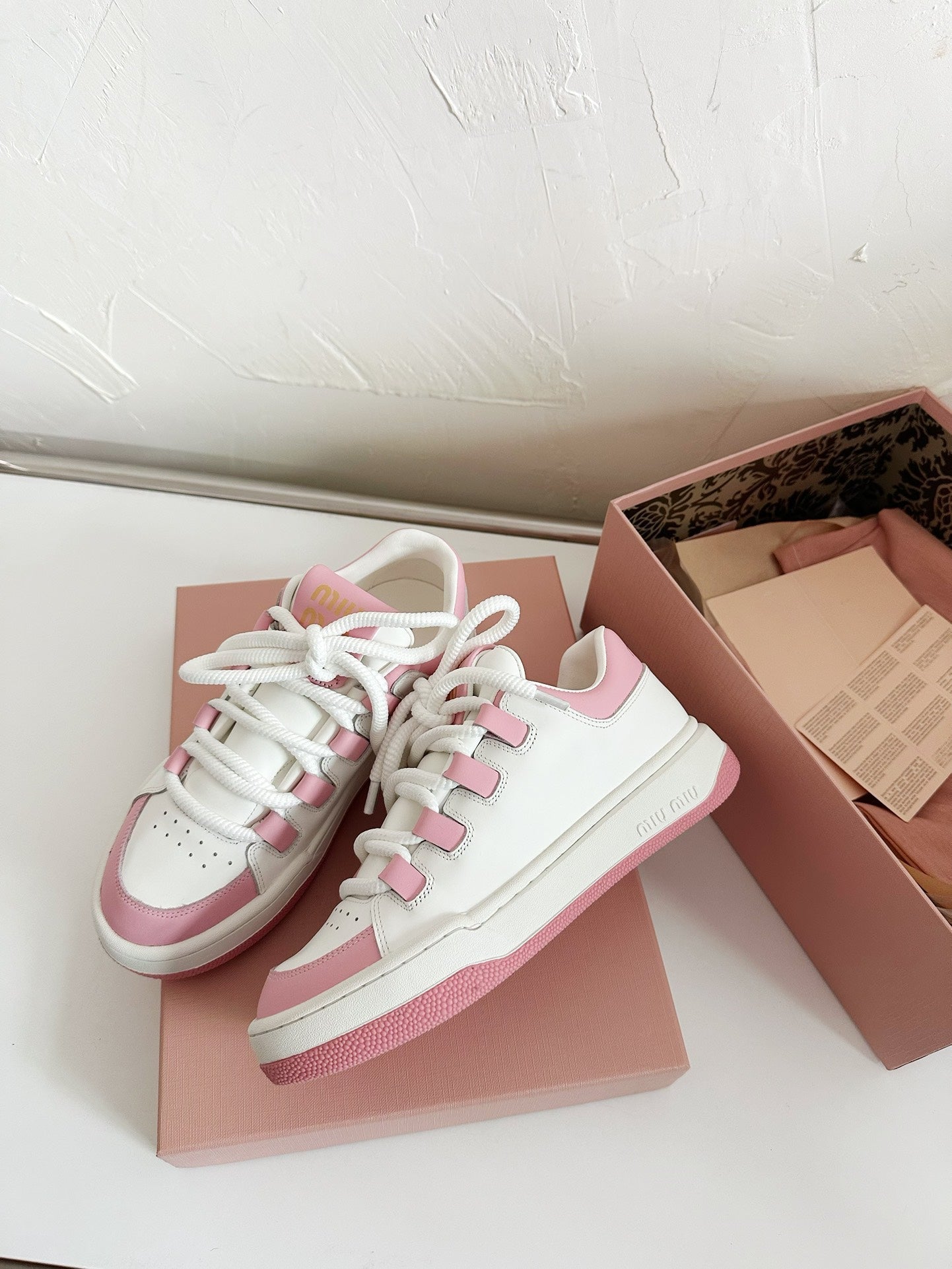 M-Sneakers