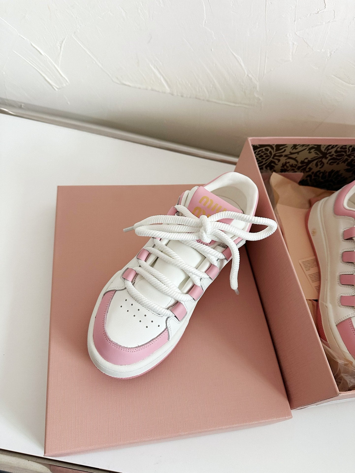 M-Sneakers