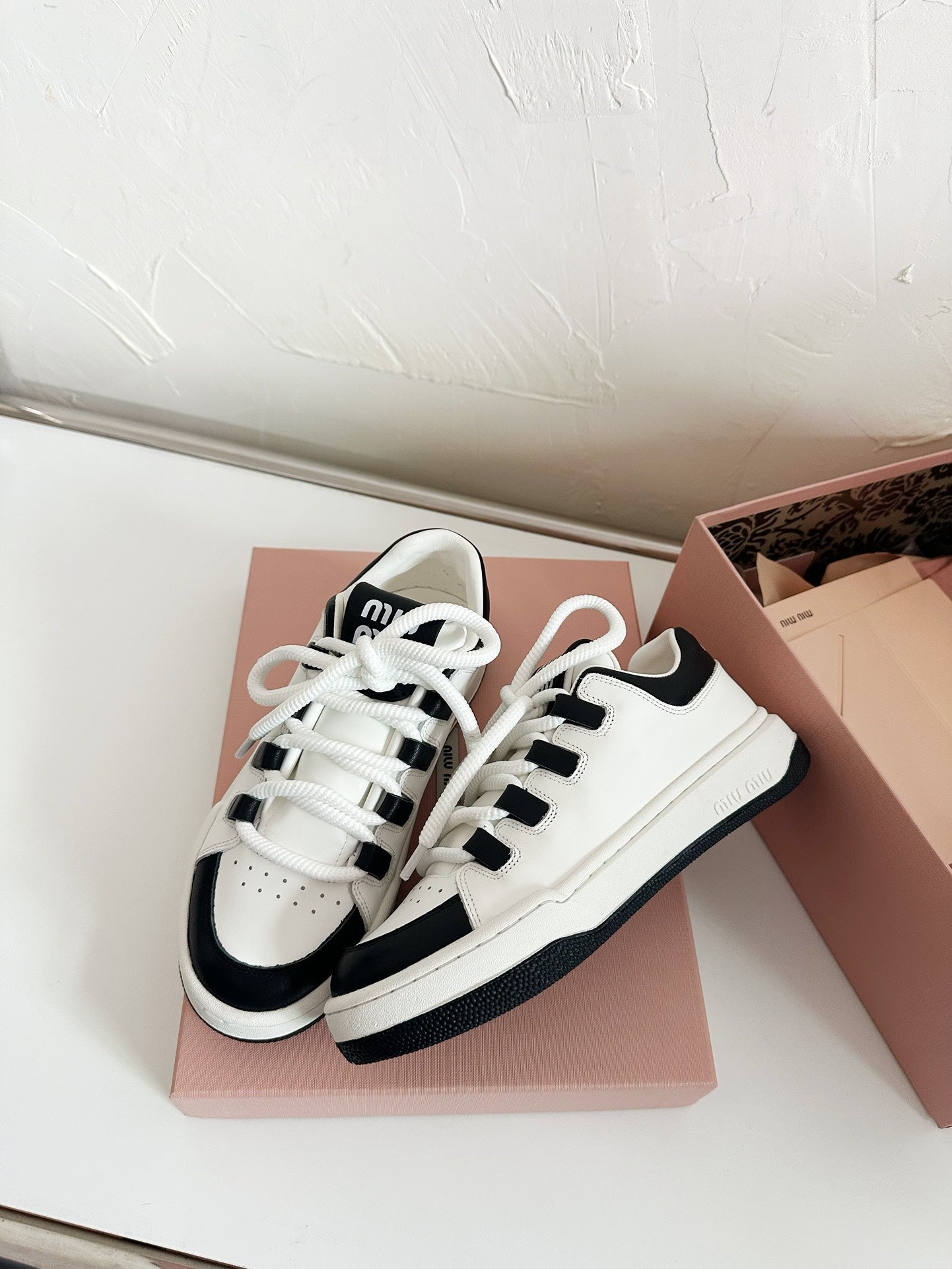M-Sneakers