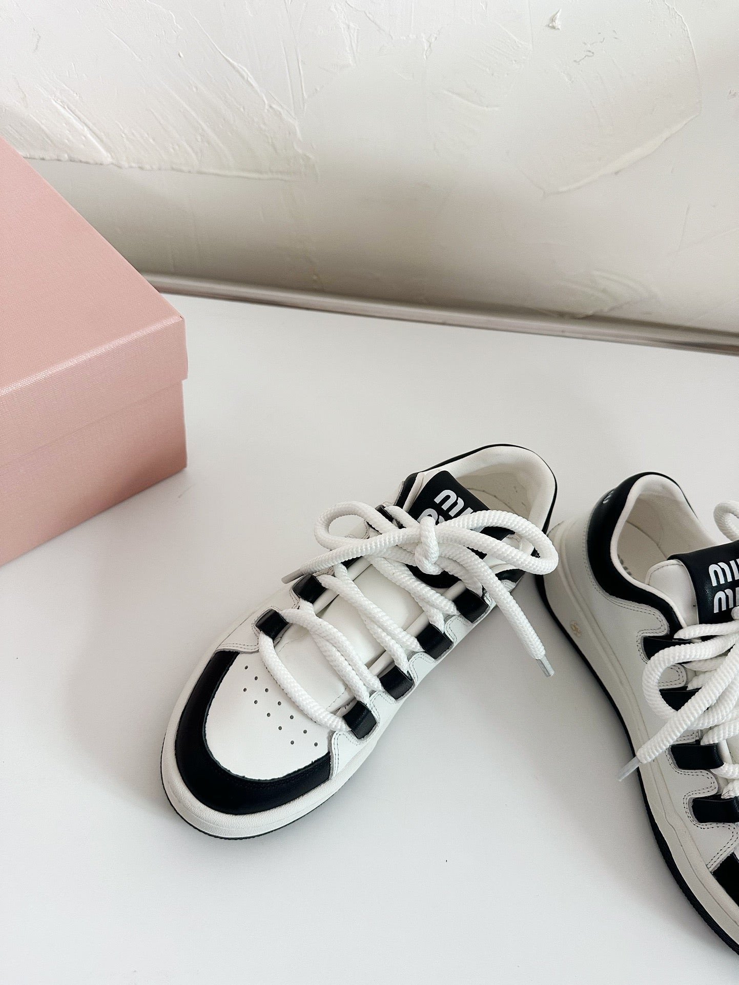M-Sneakers
