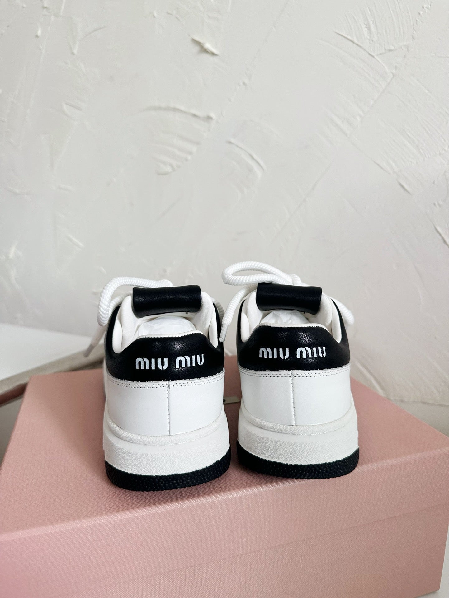 M-Sneakers